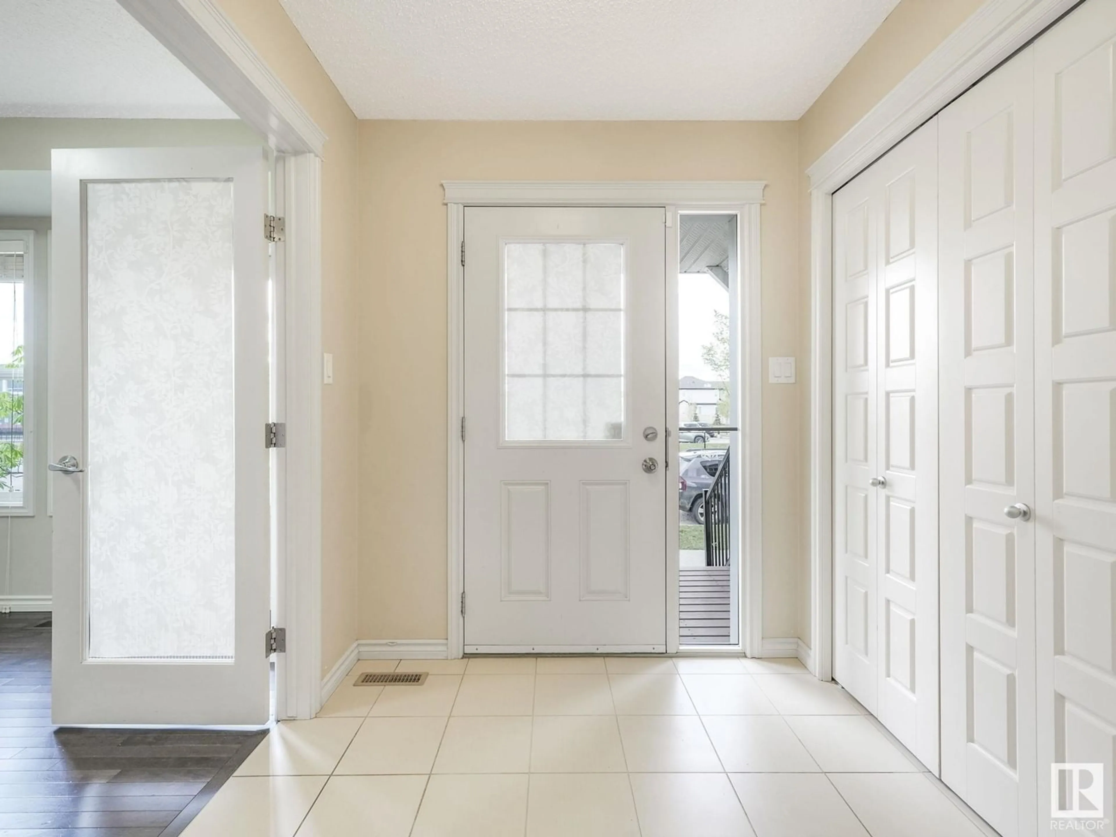 Indoor entryway for SW - 451 WATT BV, Edmonton Alberta T6X1P9