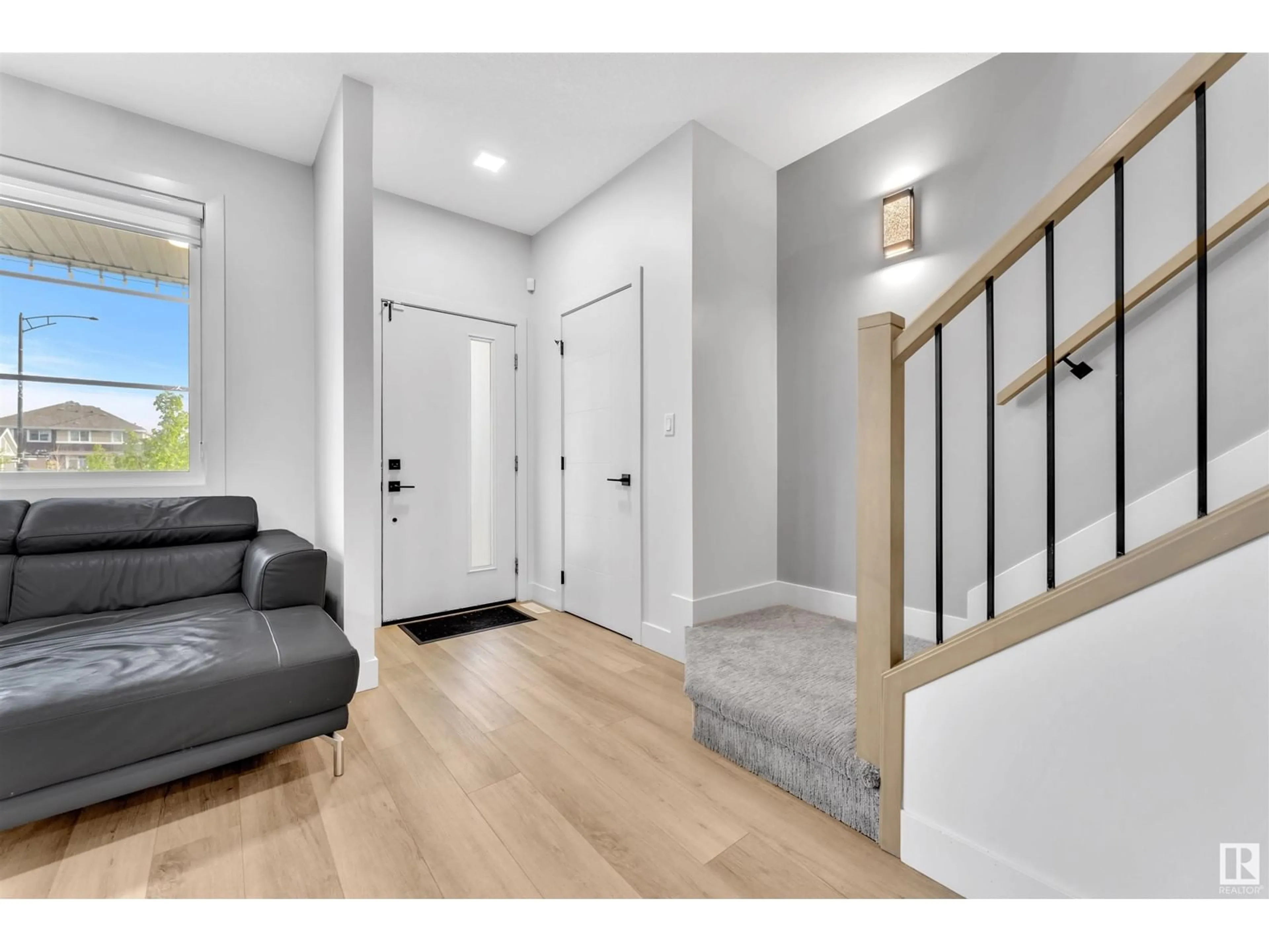 Indoor entryway for 576 GLENRIDDING RAVINE DR, Edmonton Alberta T6W4P1