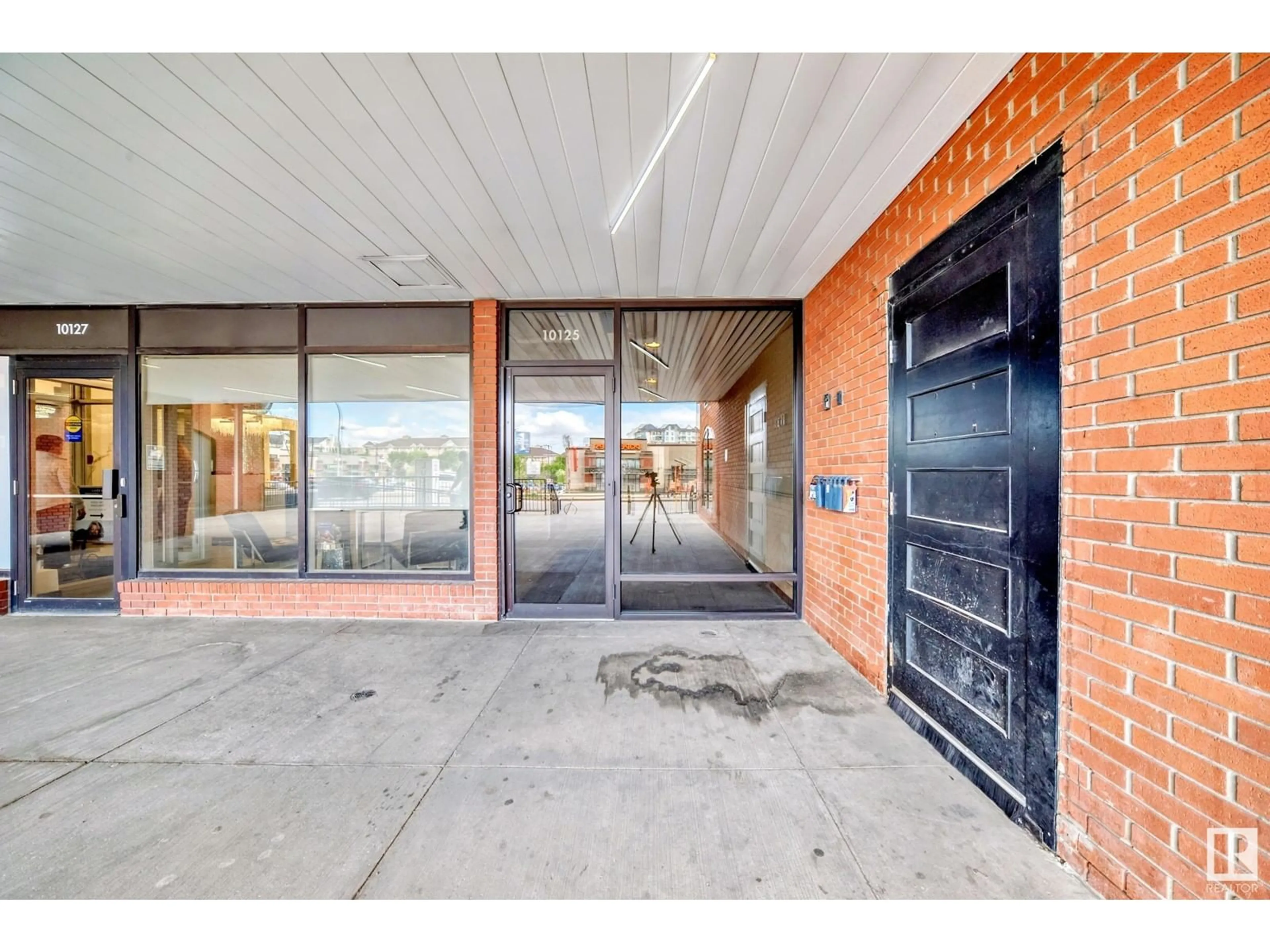 Indoor foyer for 1404 - 10125 109 ST NW, Edmonton Alberta T5J3P1