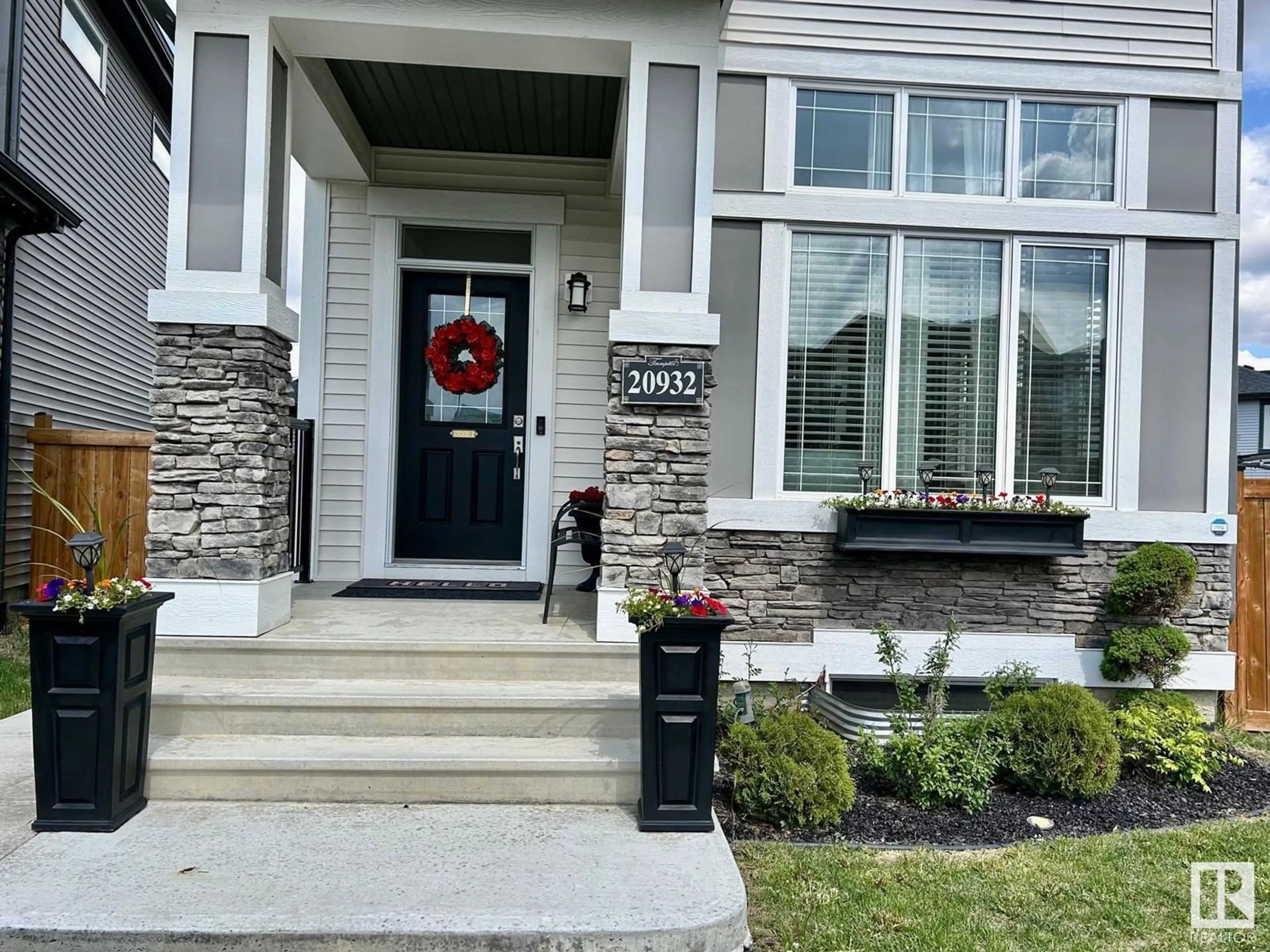 Indoor entryway for NW - 20932 130 AV, Edmonton Alberta T5S0L4