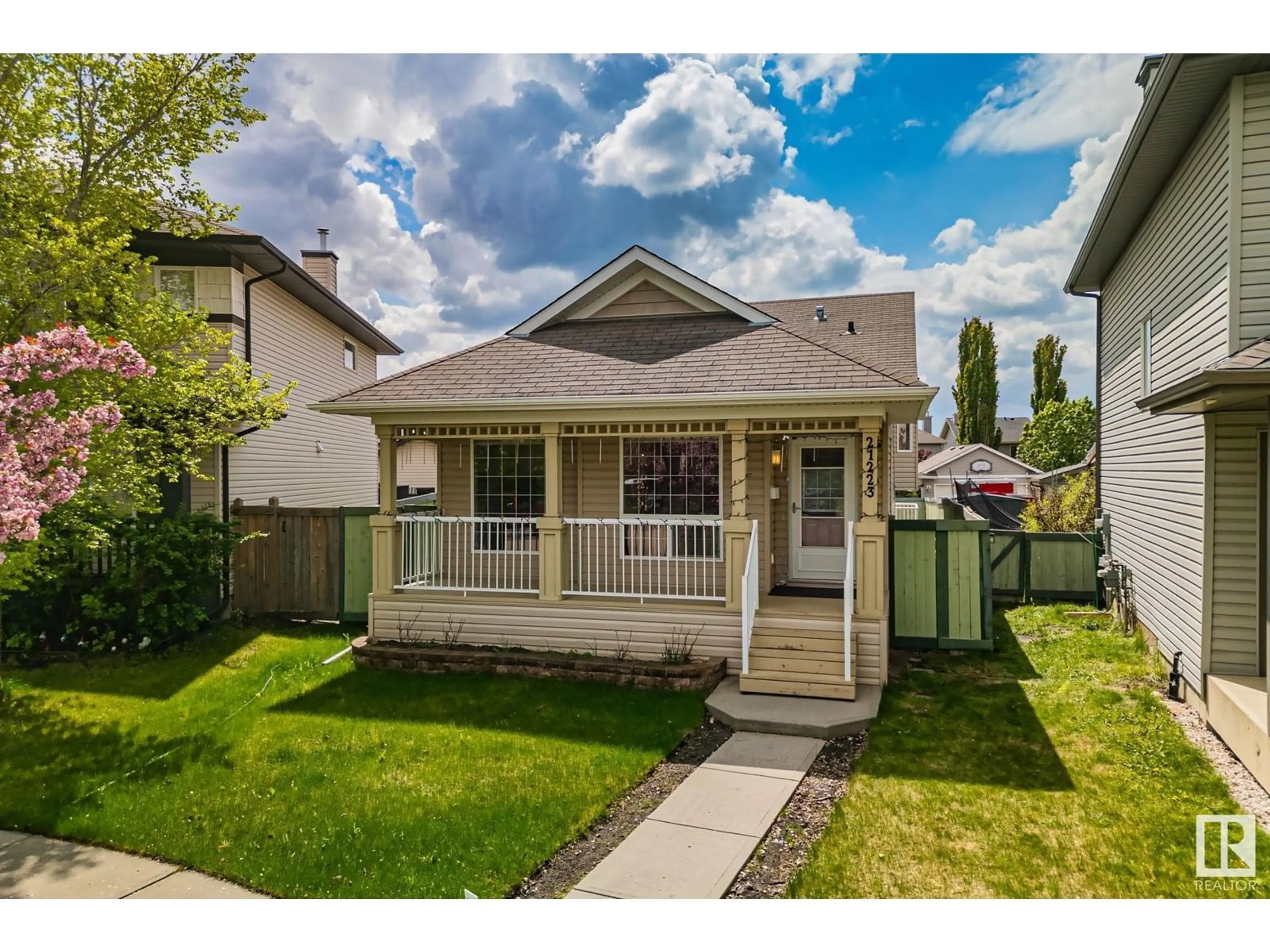 Home with vinyl exterior material, street for 21223 92 AV, Edmonton Alberta T5T0W6