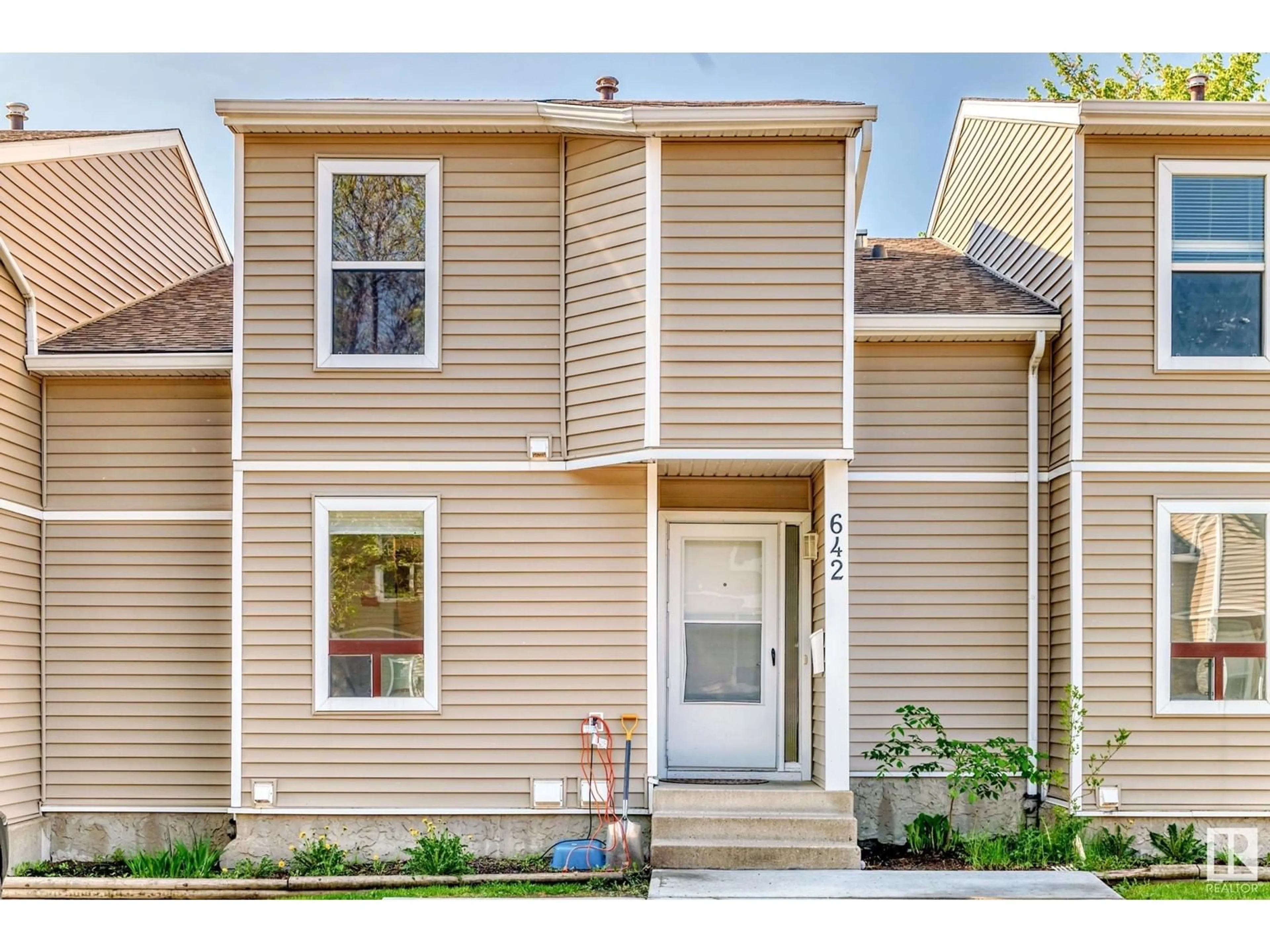 Home with vinyl exterior material, street for 642 SADDLEBACK RD, Edmonton Alberta T6J4Z3