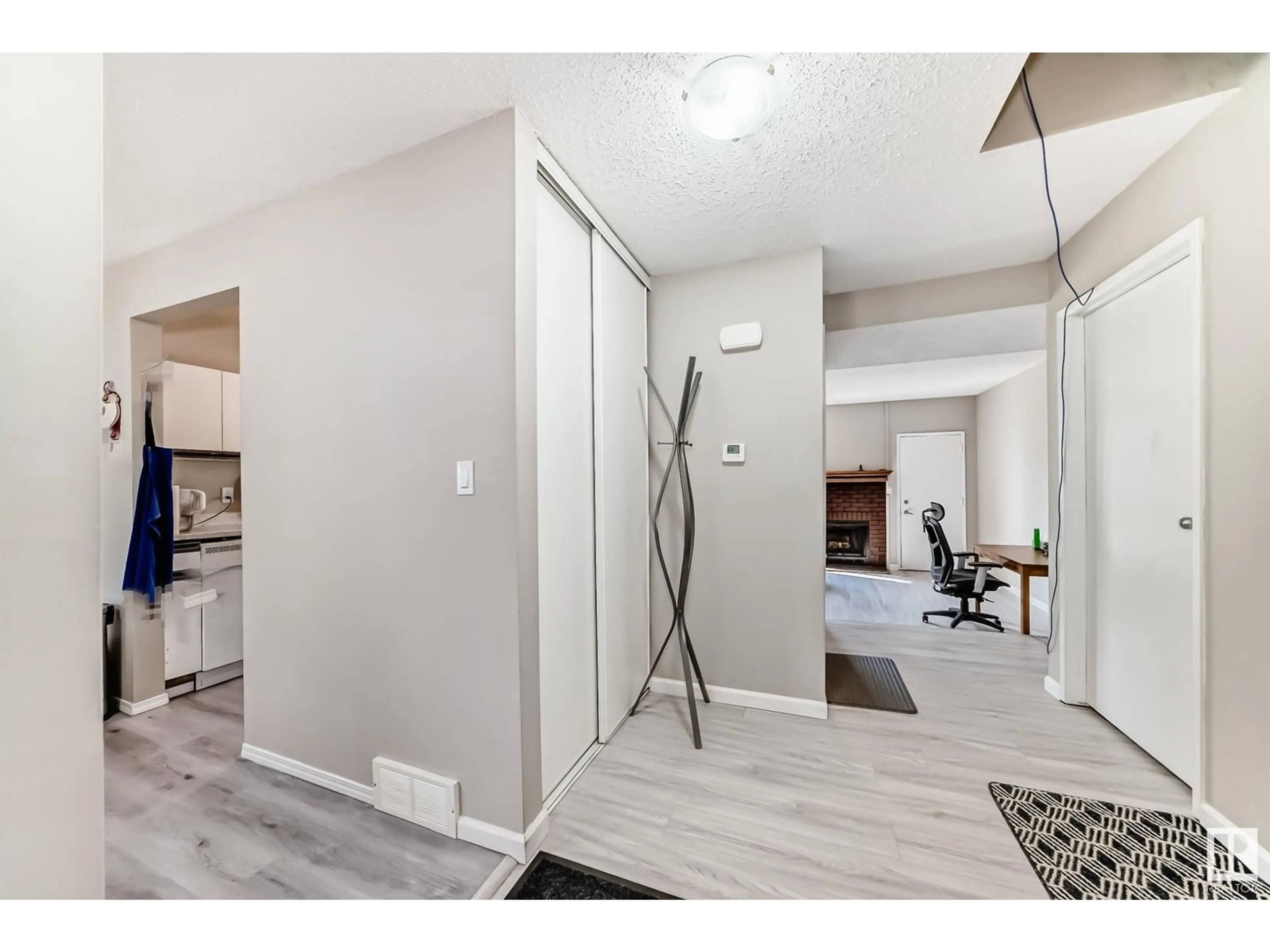 Indoor entryway for 642 SADDLEBACK RD, Edmonton Alberta T6J4Z3