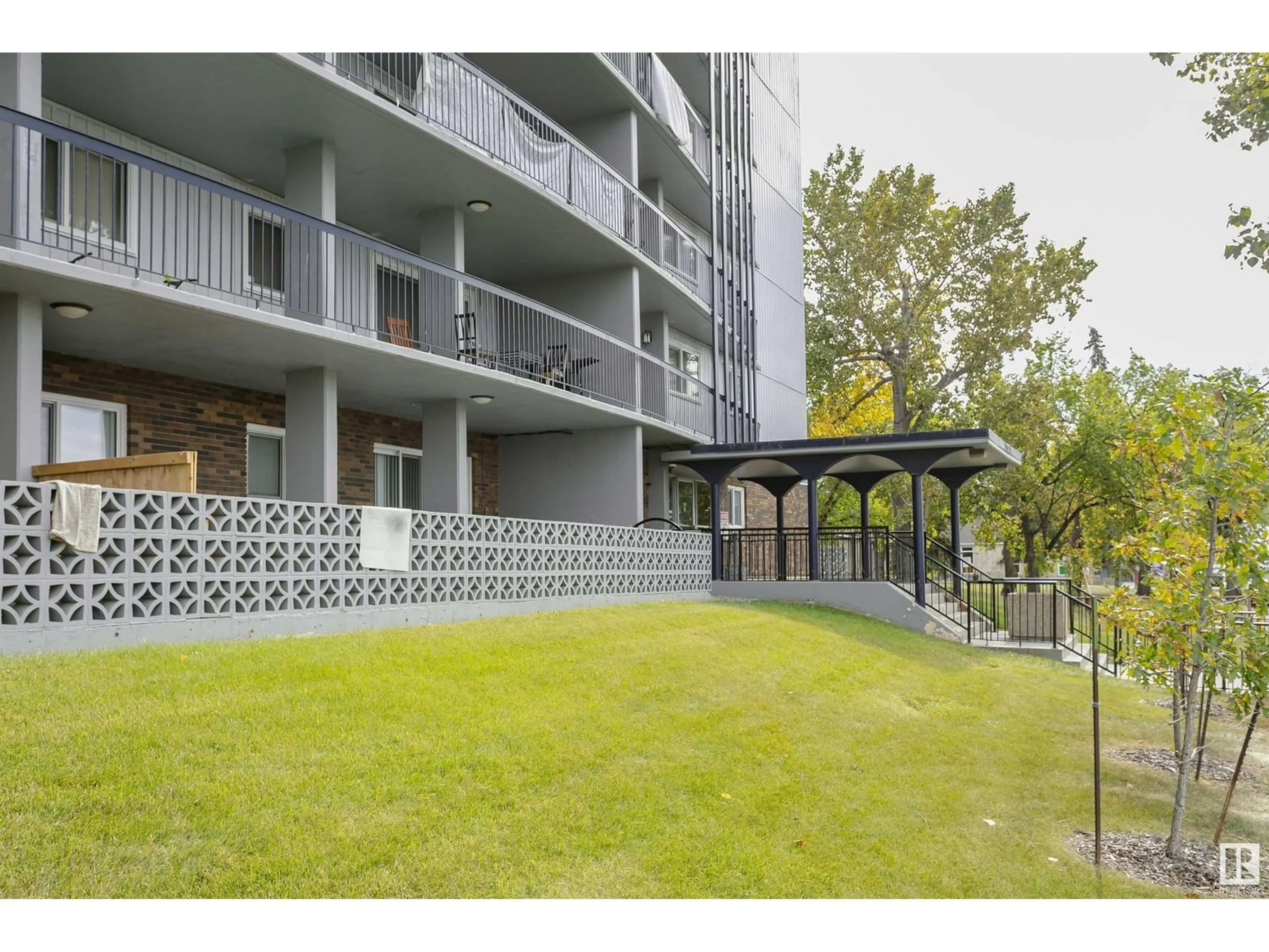 Patio, unknown for 96 13435 97 ST NW, Edmonton Alberta T5H4C8