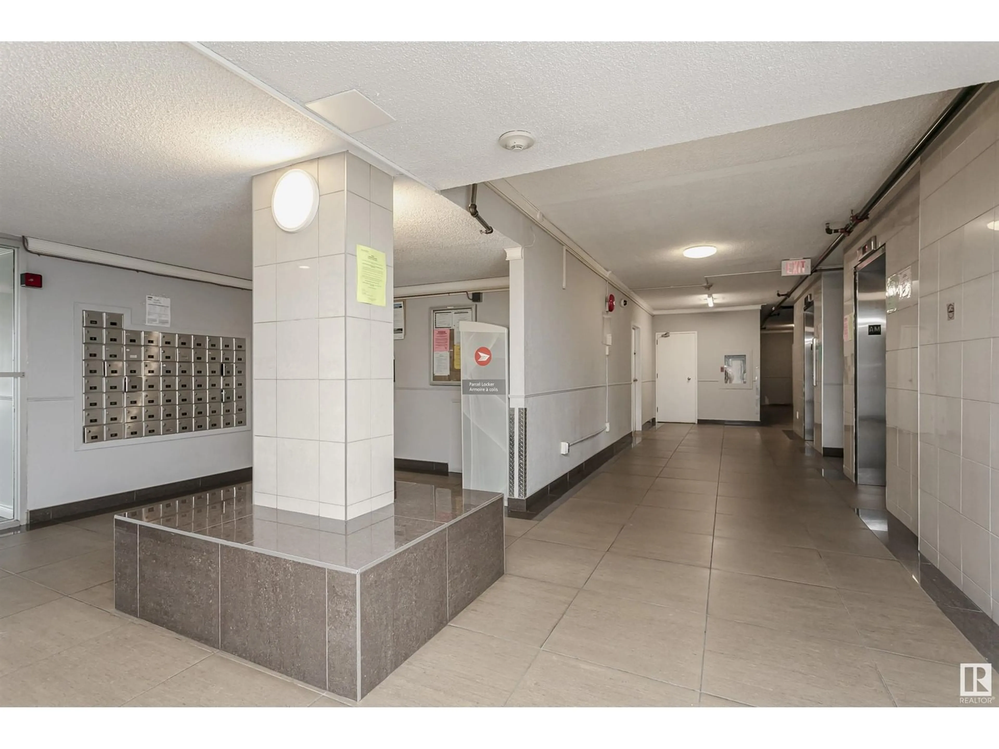 Indoor foyer for 96 13435 97 ST NW, Edmonton Alberta T5H4C8