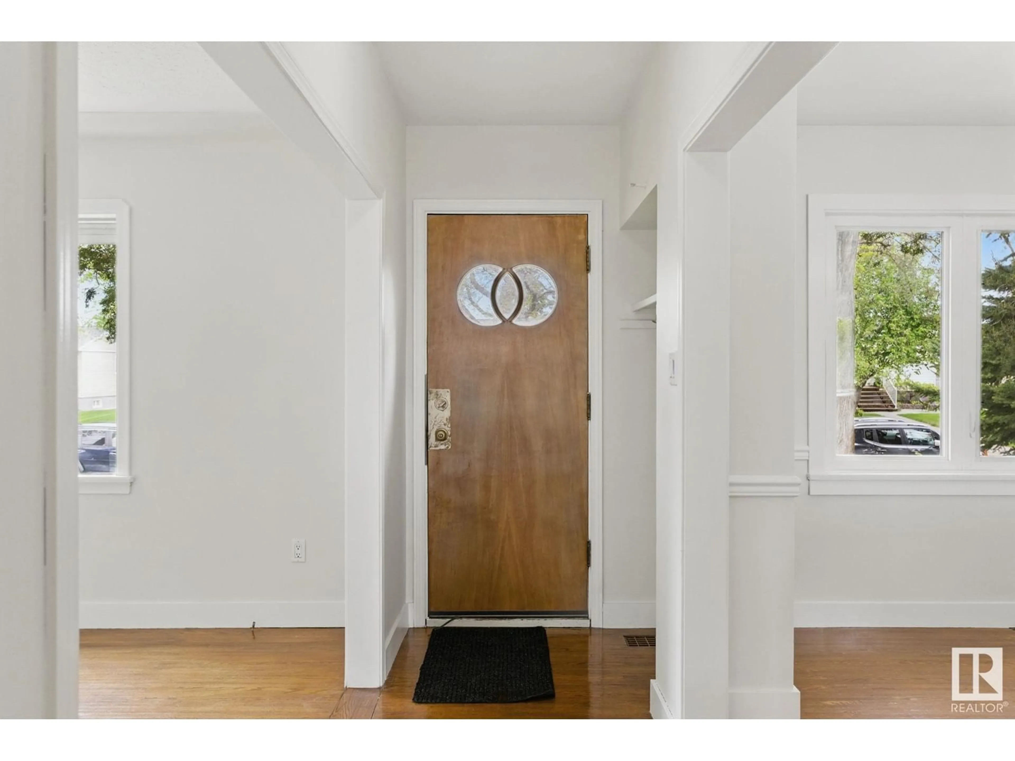 Indoor entryway for 13511 110A AV, Edmonton Alberta T5M2M8