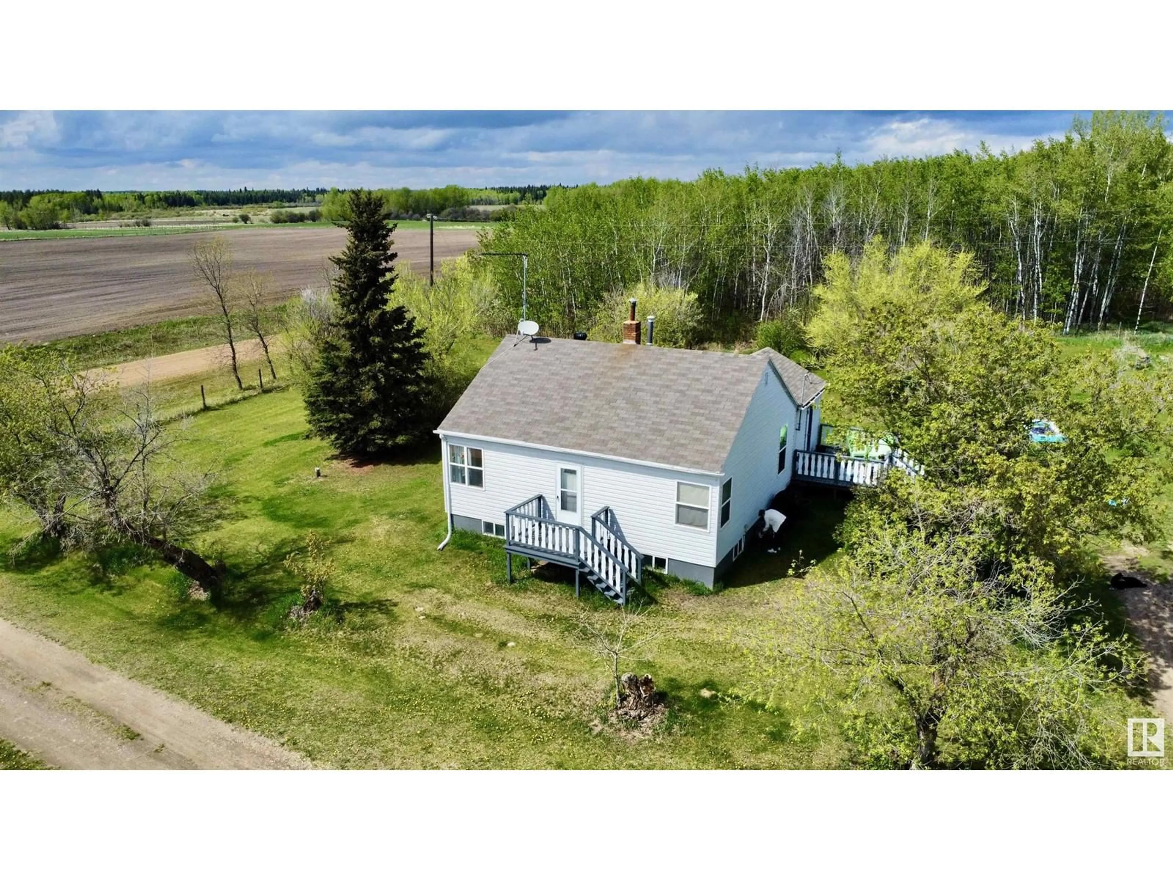 A pic from outside/outdoor area/front of a property/back of a property/a pic from drone, building for 59423 RGE RD 141, Rural Smoky Lake County Alberta T0A3L0