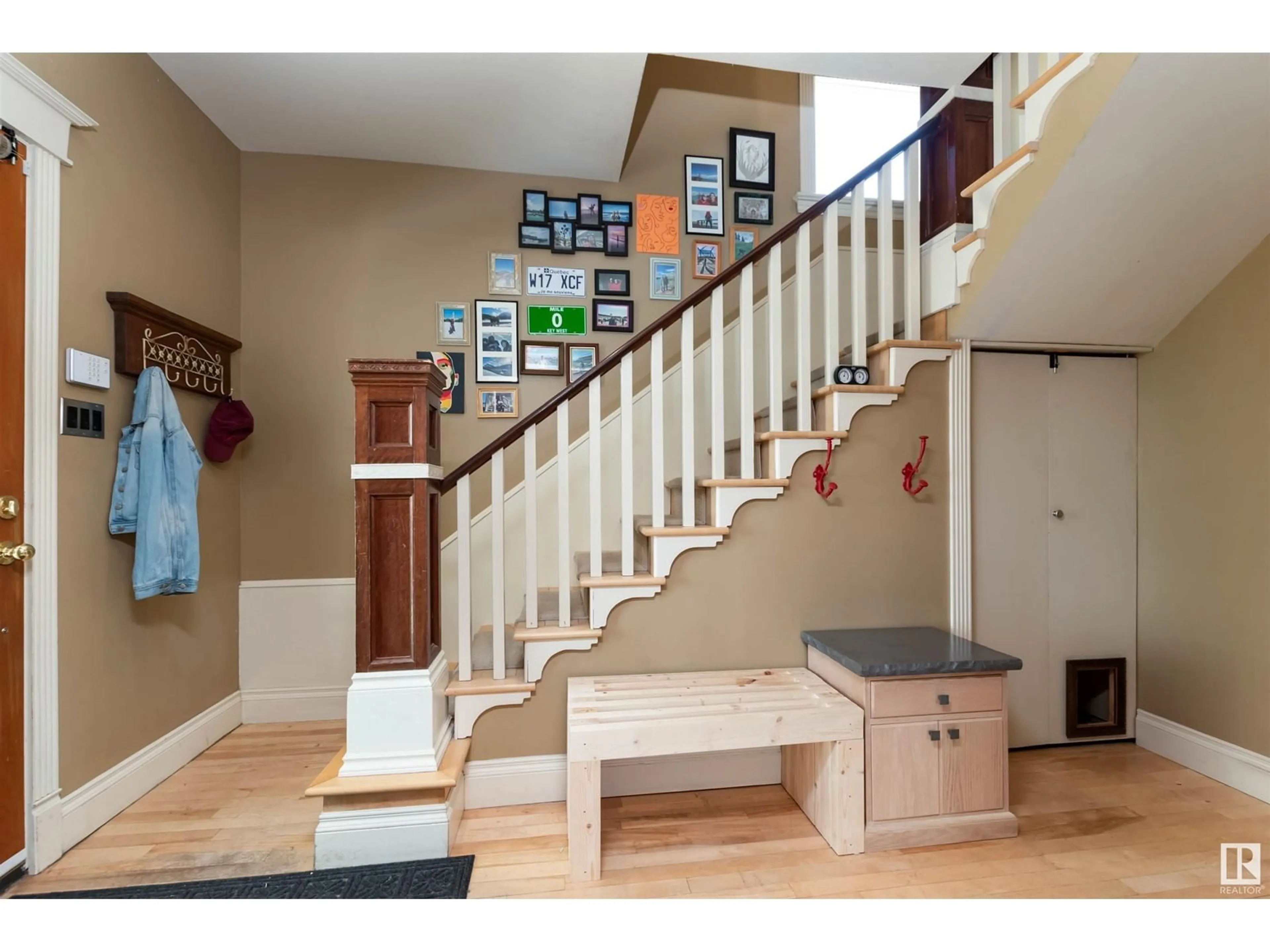 Indoor entryway for NW - 12109 45 ST, Edmonton Alberta T5W2T9