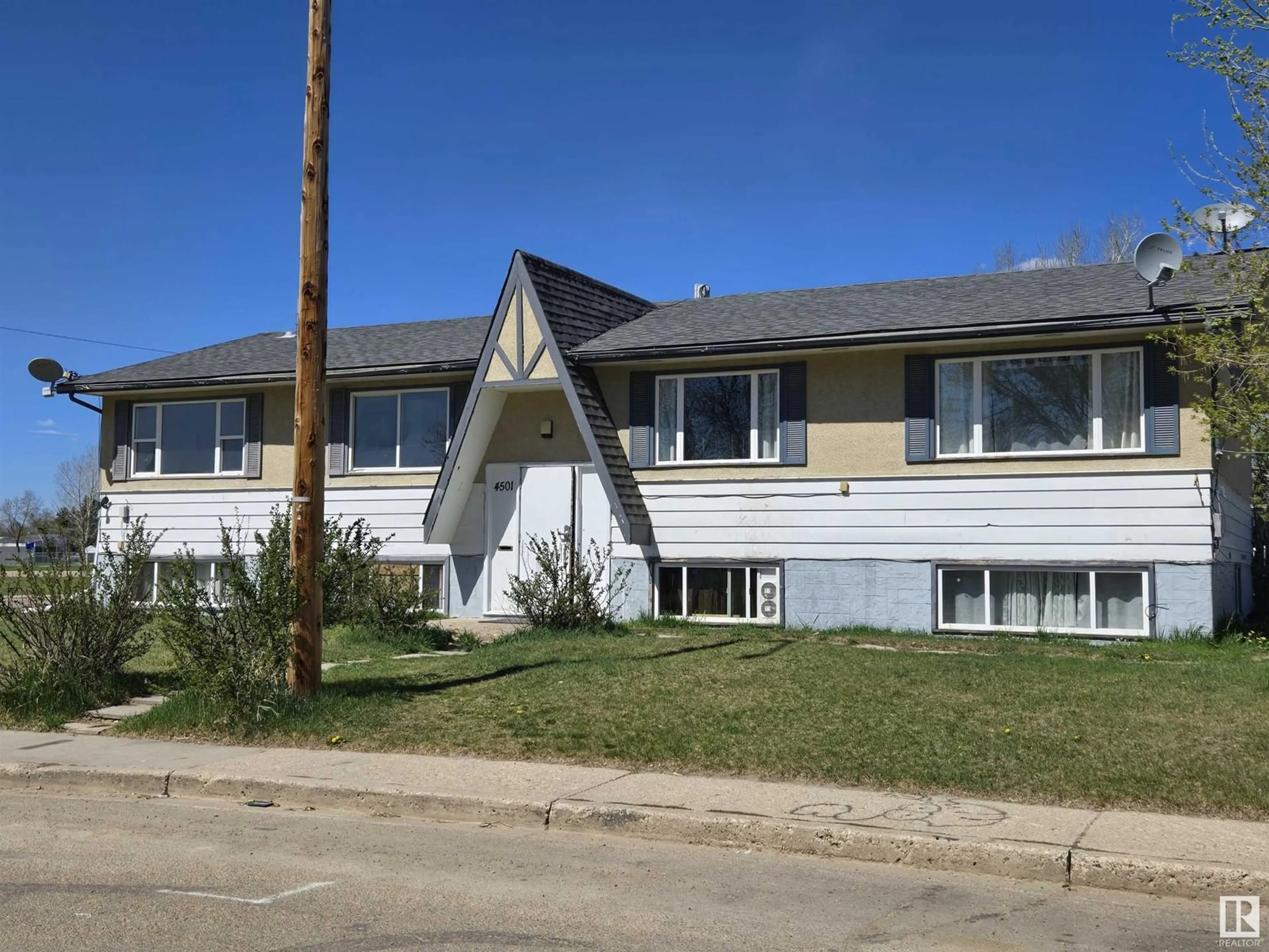 Home with vinyl exterior material, street for 4501 47 ST, Wetaskiwin Alberta T9A1C3