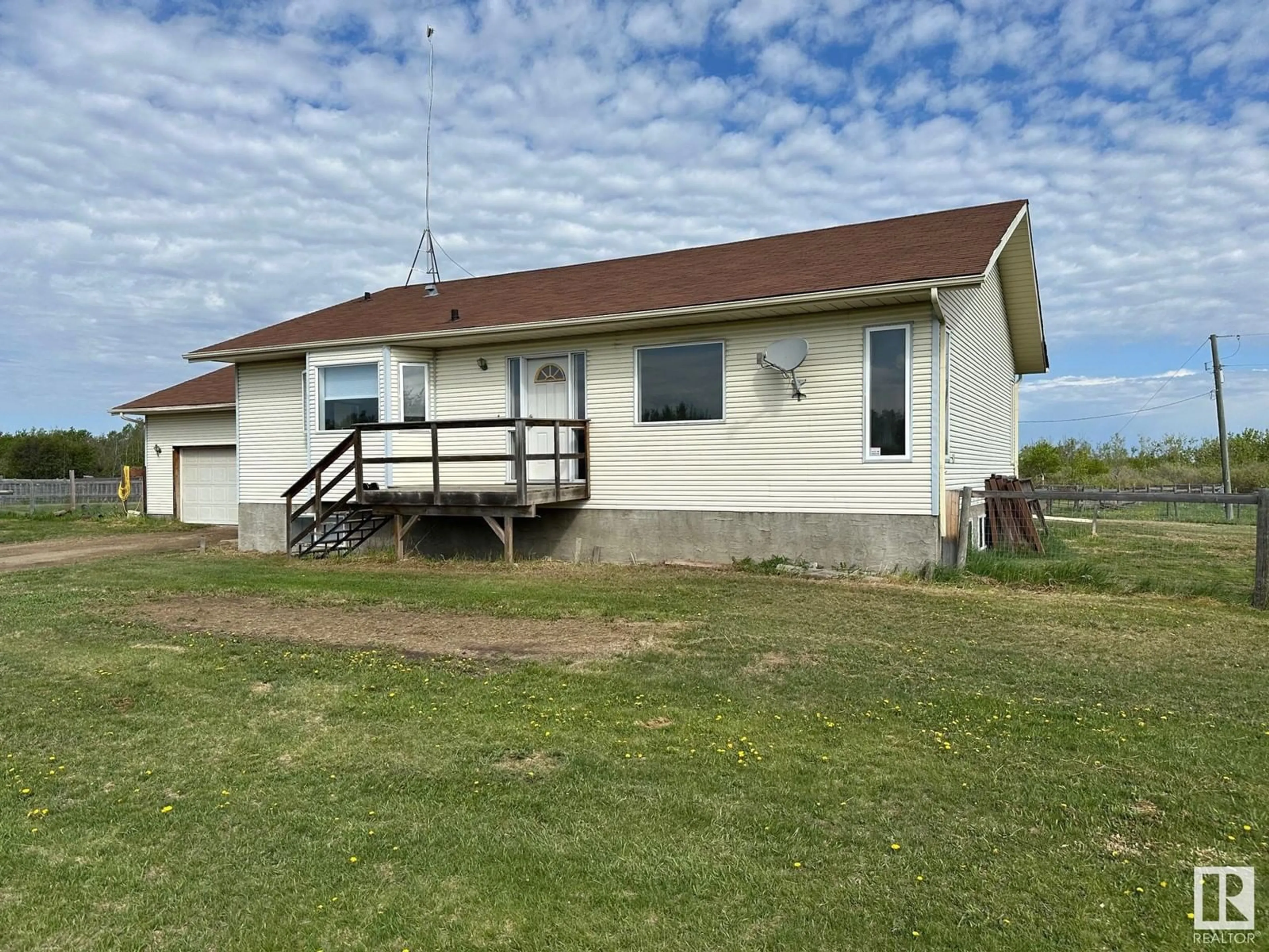 A pic from outside/outdoor area/front of a property/back of a property/a pic from drone, building for 532042 RR 184, Rural Lamont County Alberta T0B4J0