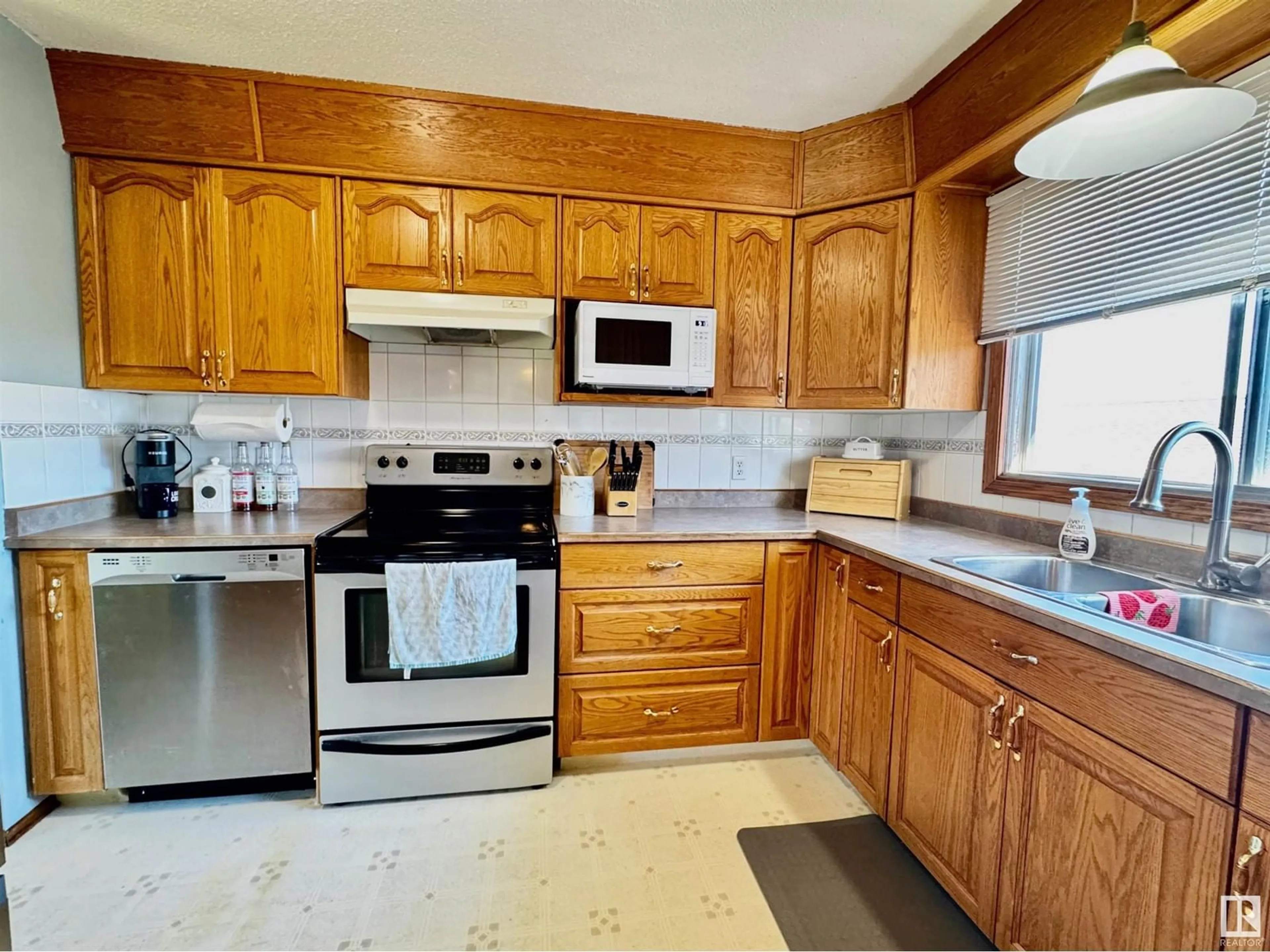 Standard kitchen, unknown for 4824 55 AVE, Drayton Valley Alberta T7A1A5