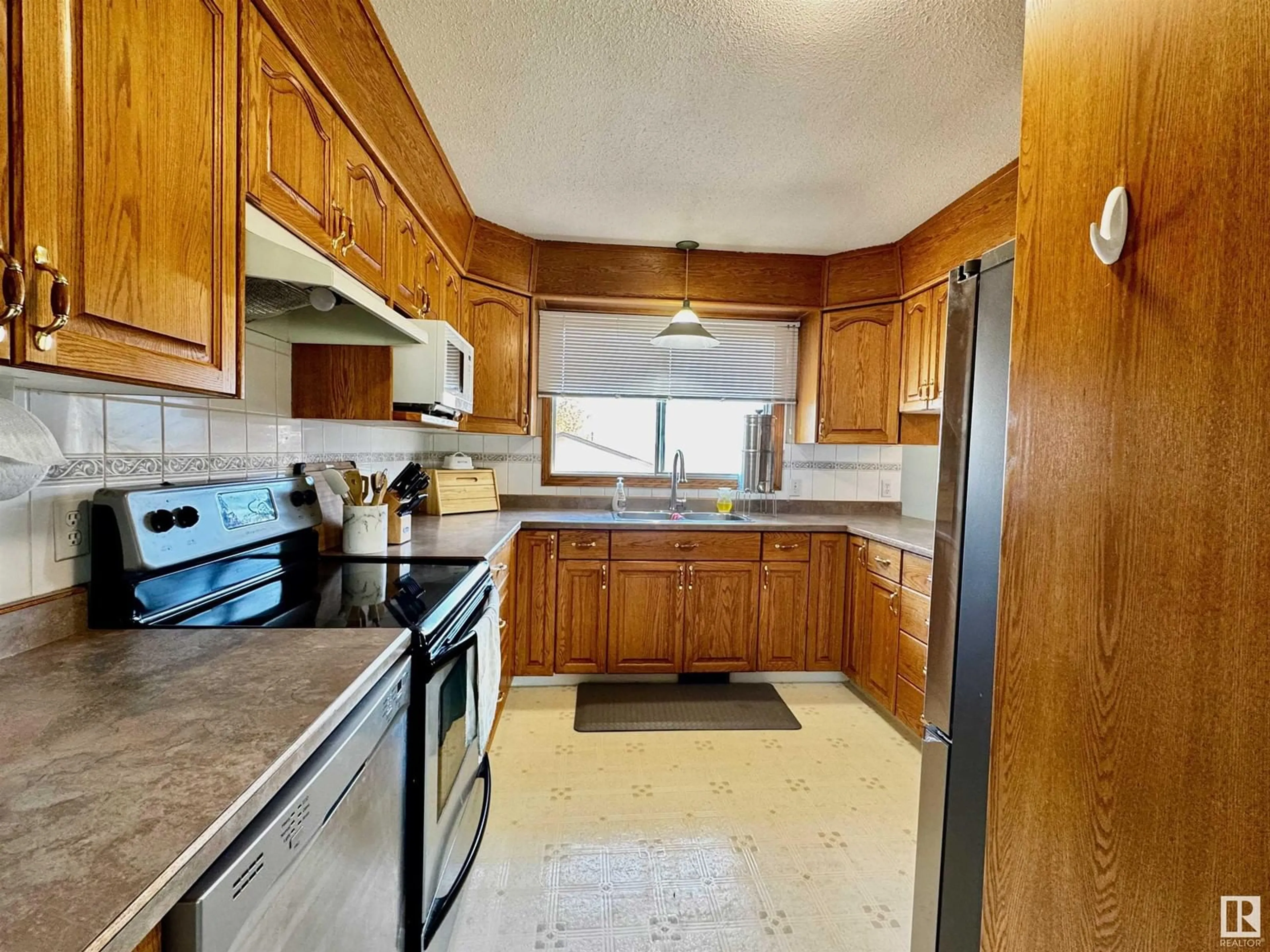 Standard kitchen, ceramic/tile floor for 4824 55 AVE, Drayton Valley Alberta T7A1A5