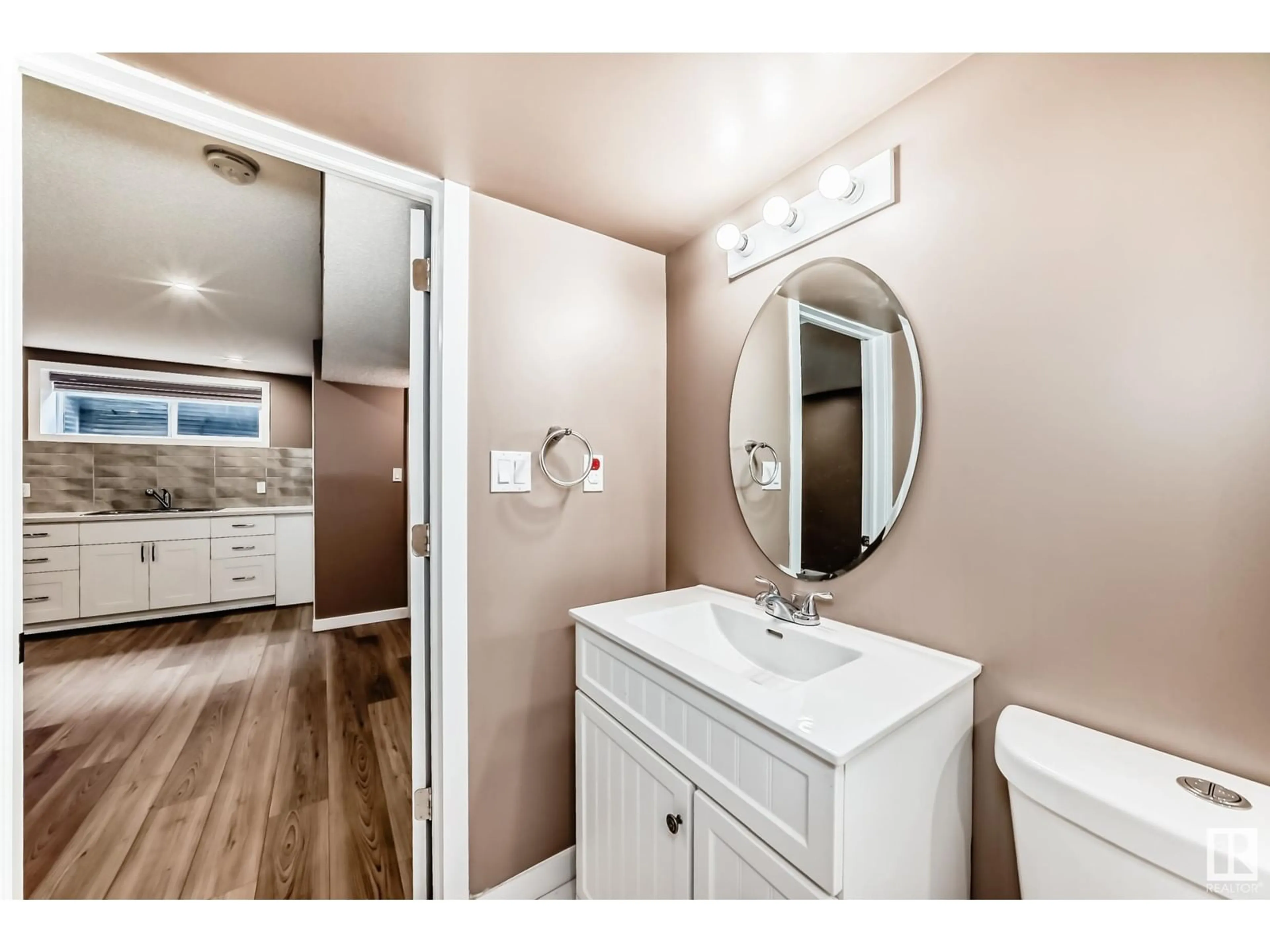 Standard bathroom, ceramic/tile floor for 709 MCALLISTER LOOP SW, Edmonton Alberta T6W1X9