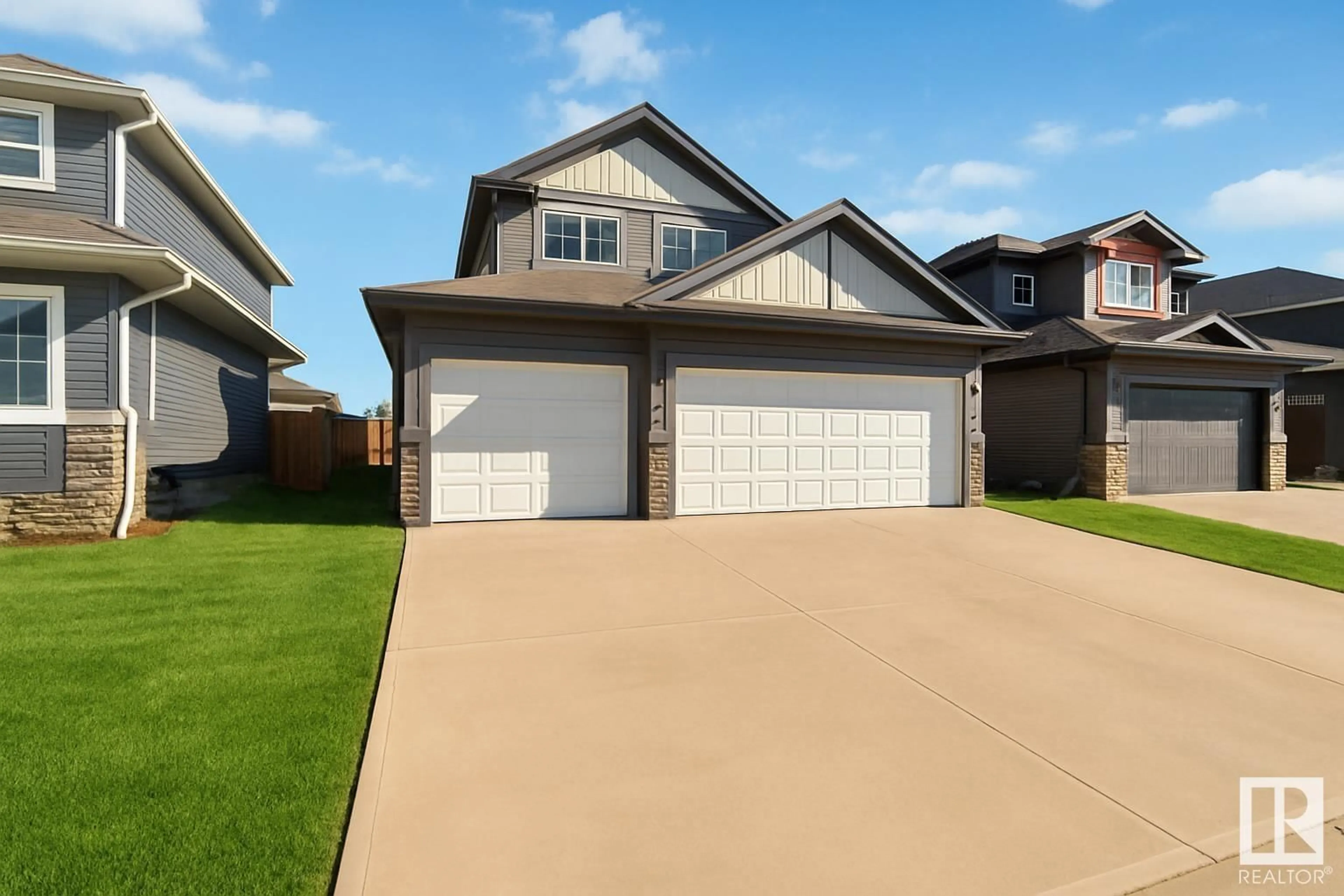 Home with vinyl exterior material, street for 36 MAPLE CR, Gibbons Alberta T0A1N0