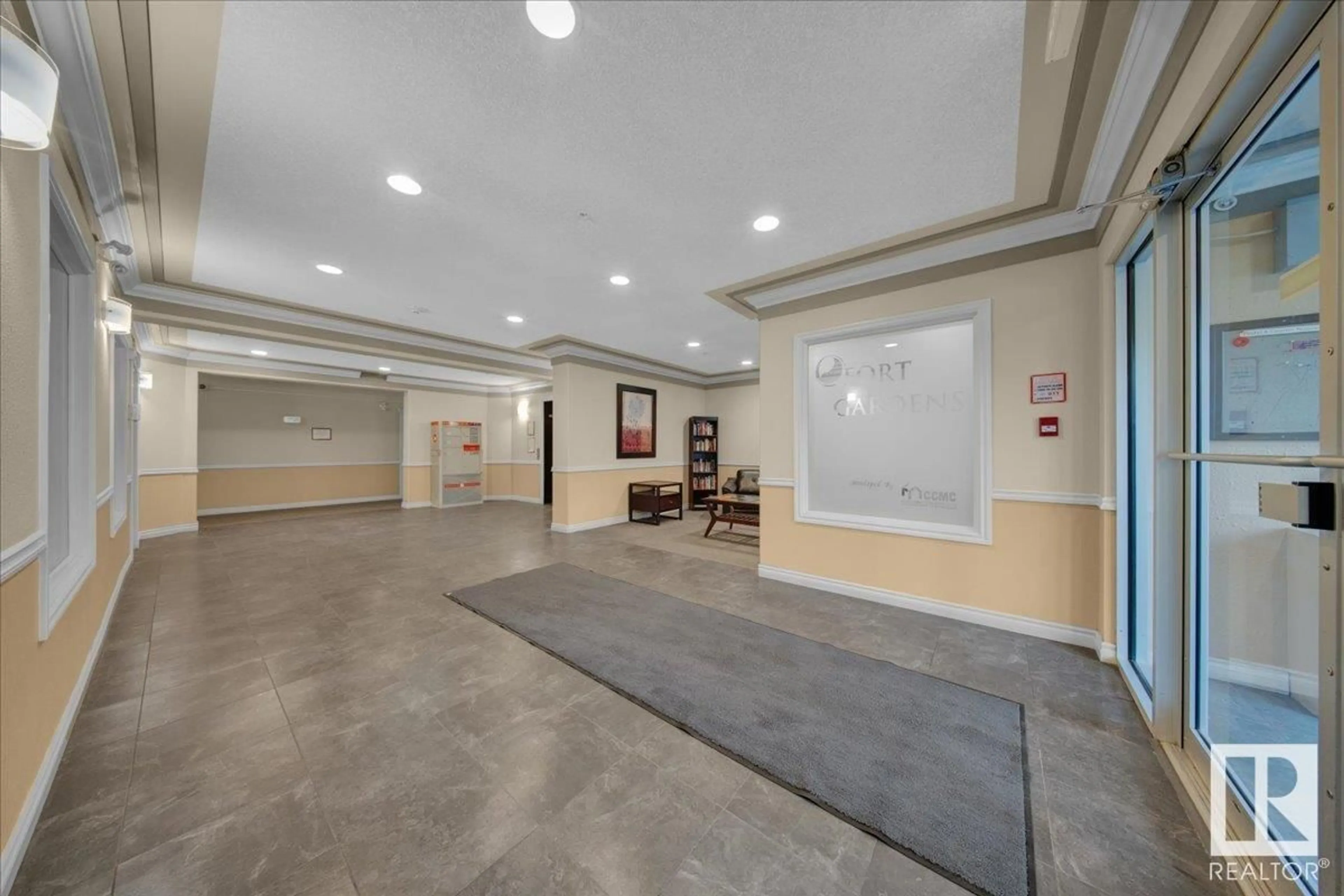 Lobby for 231 WOODS MERE, Fort Saskatchewan Alberta T8L4N9