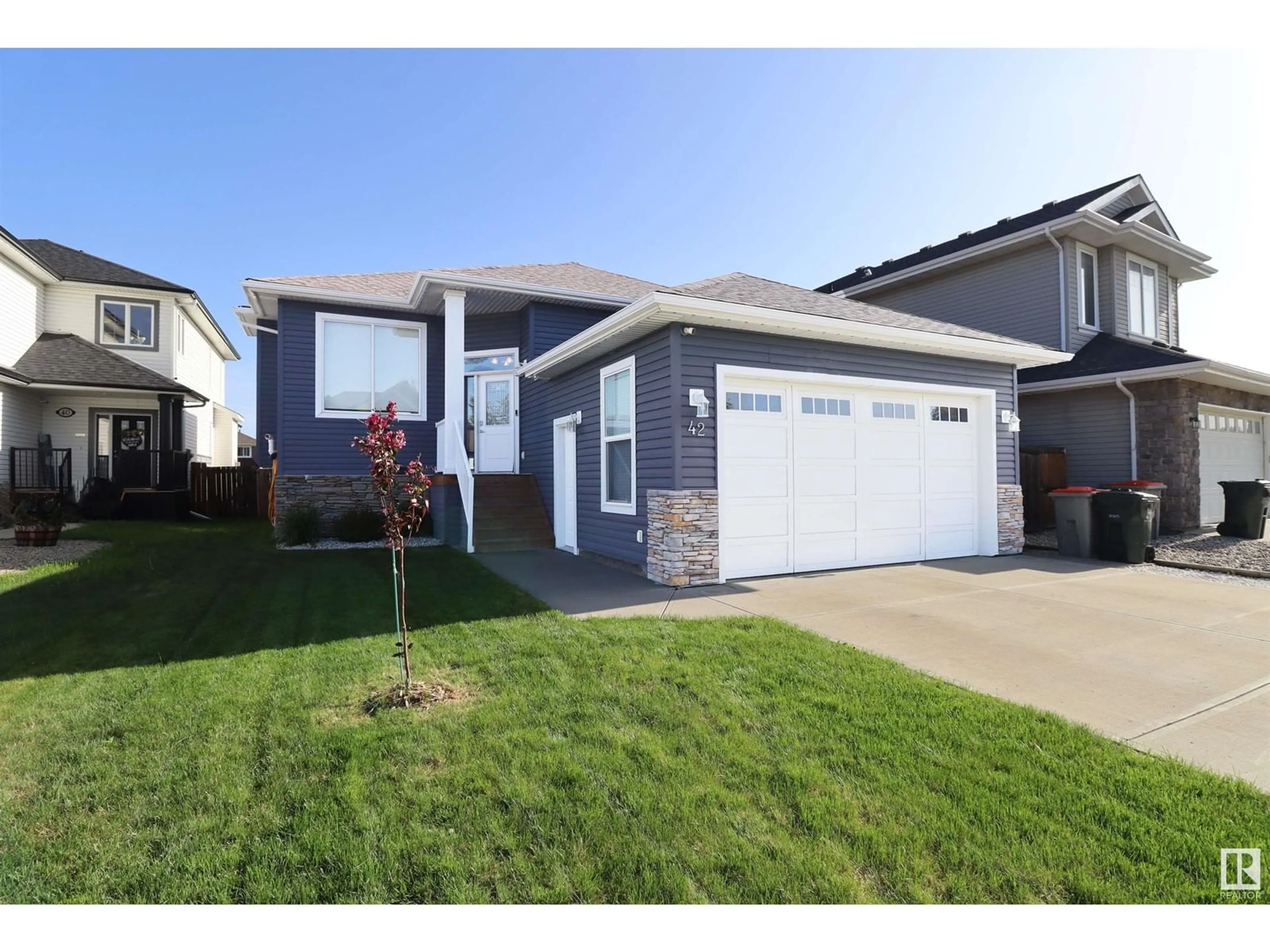 Home with vinyl exterior material, street for 42 WILLOWDALE PL, Stony Plain Alberta T7Z0A4