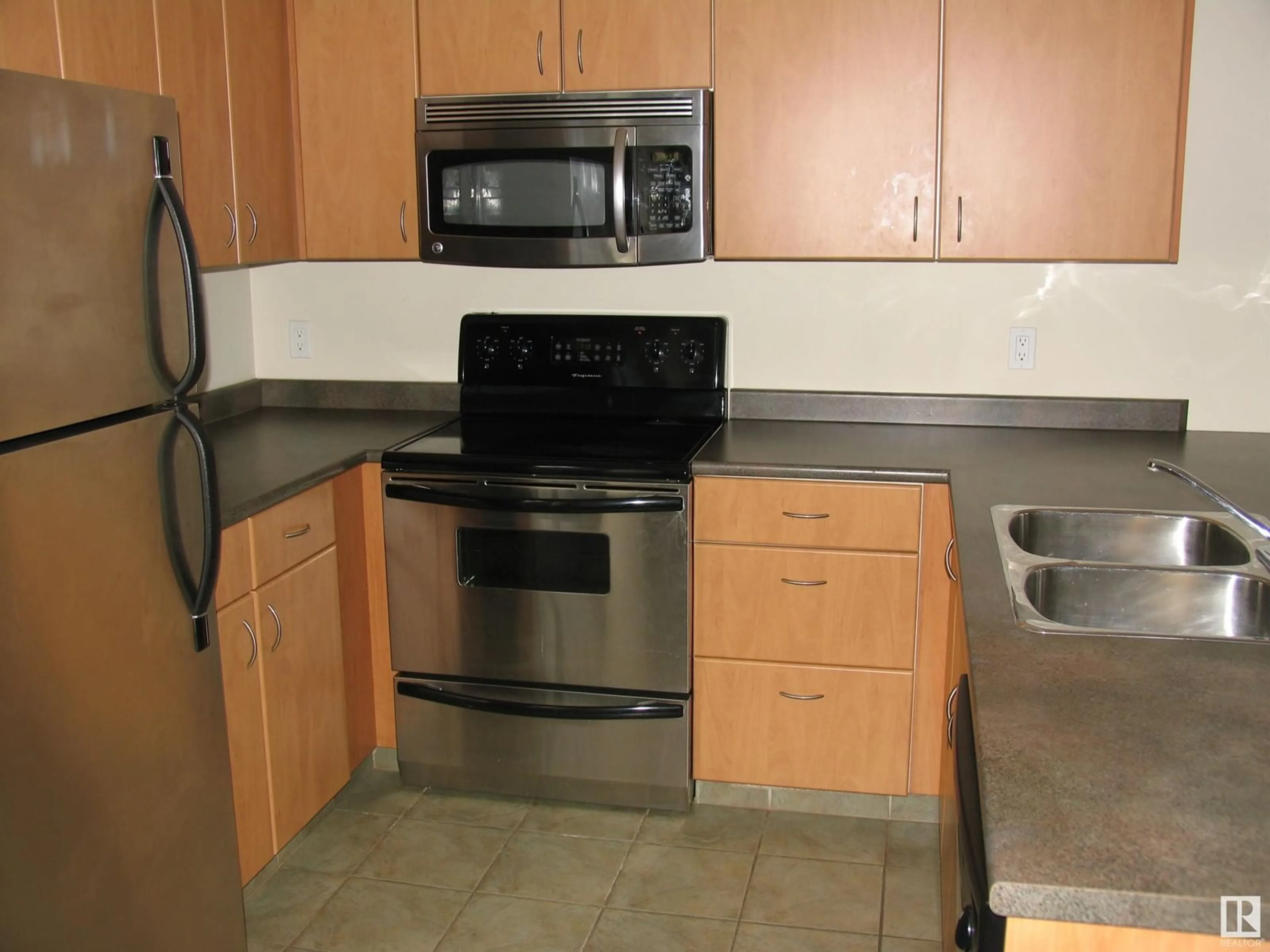 Standard kitchen, unknown for 10180 - 1502 104 ST NW, Edmonton Alberta T5J1A7