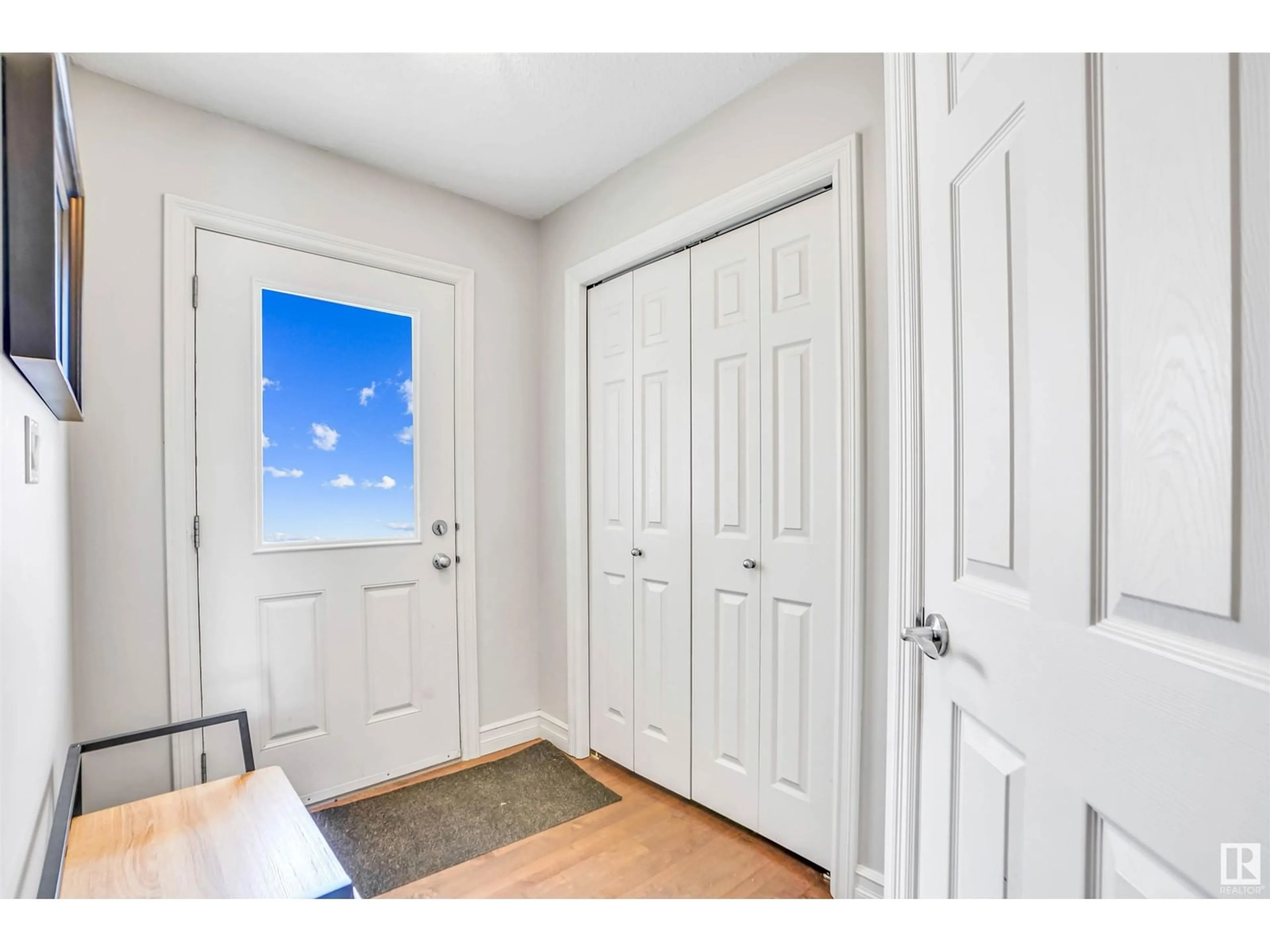 Indoor entryway for 6863 CARDINAL LINK LI, Edmonton Alberta T6W1Z1