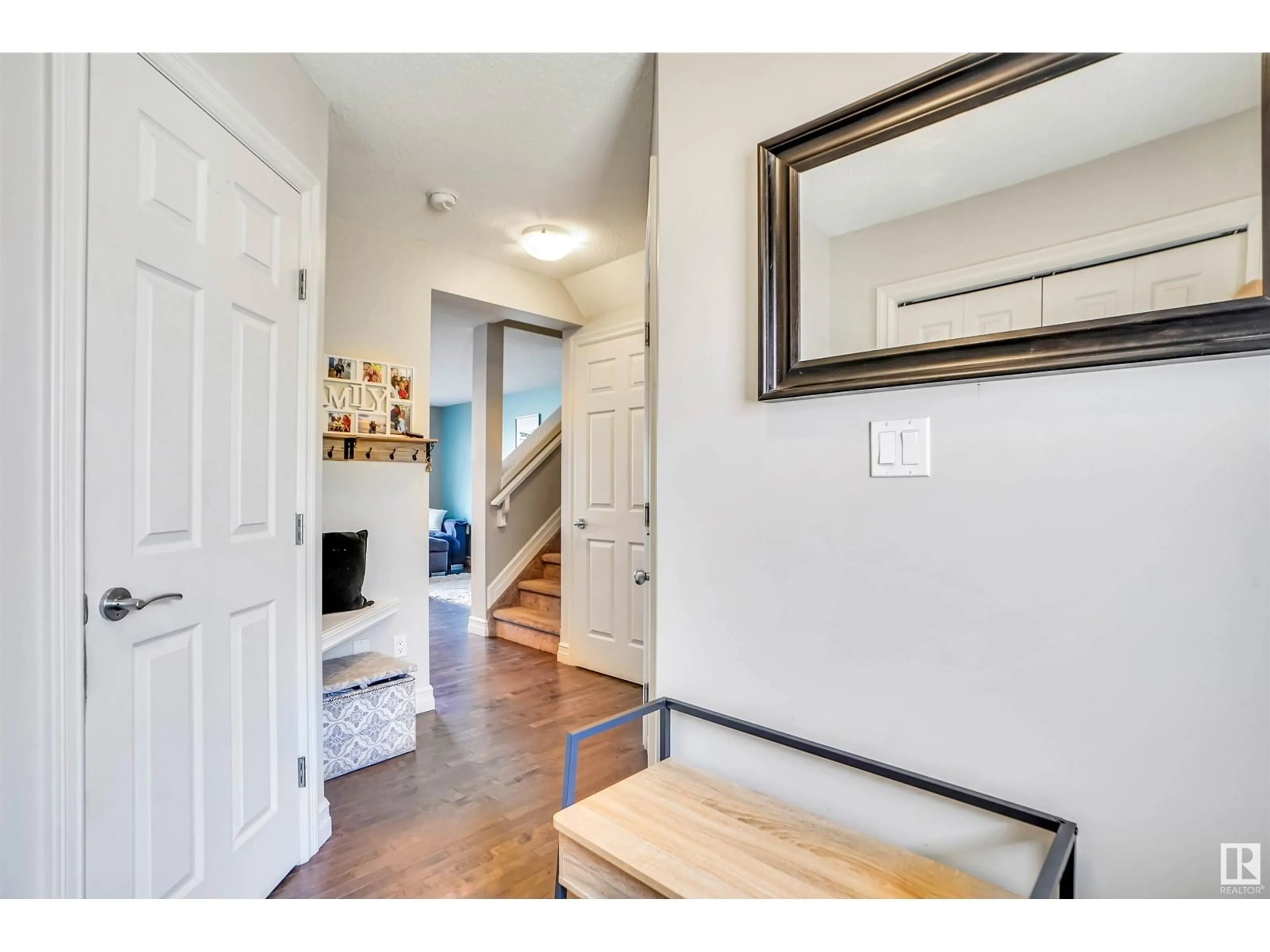 Indoor entryway for 6863 CARDINAL LINK LI, Edmonton Alberta T6W1Z1