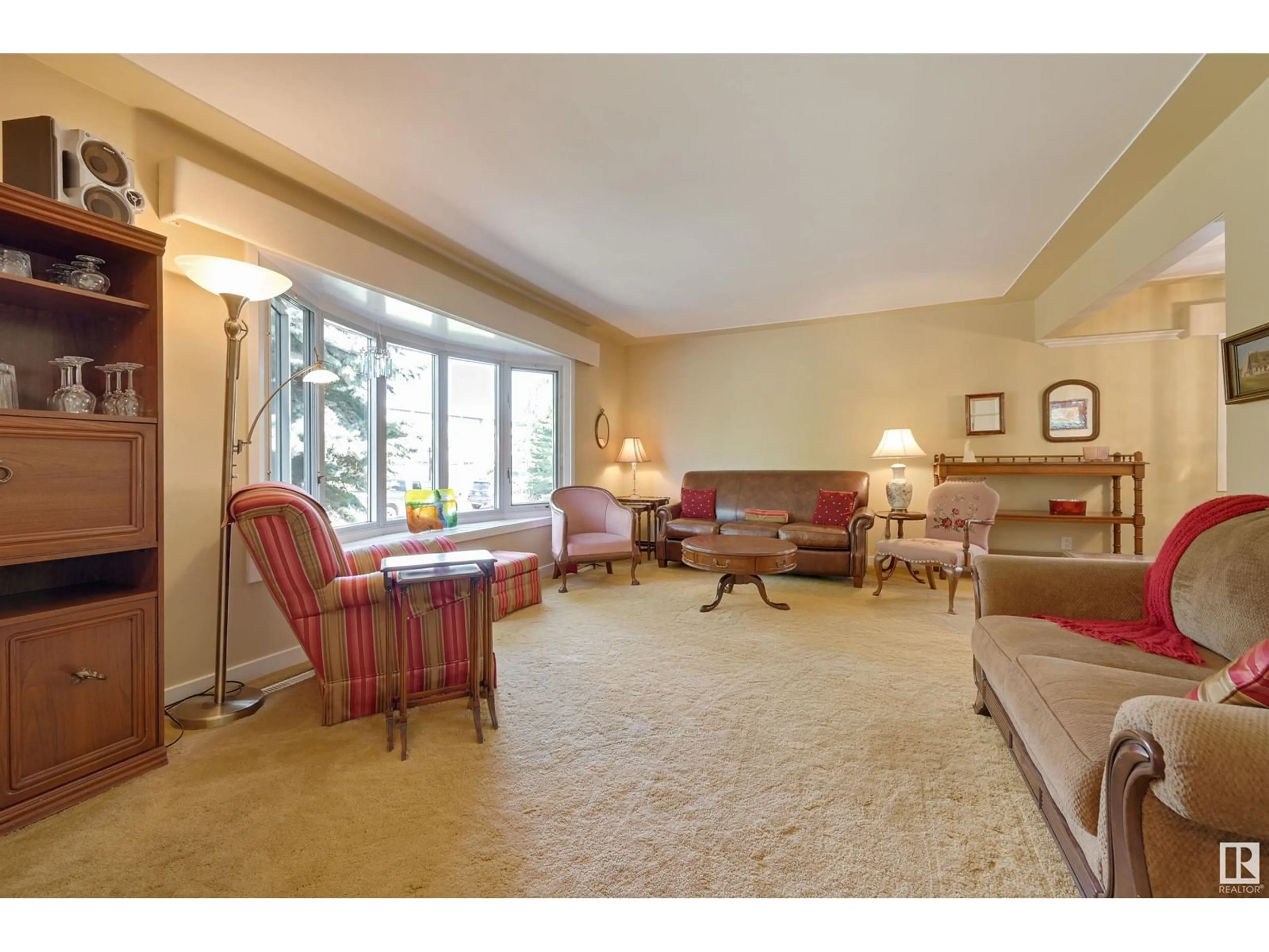 Living room with furniture, carpet floor for NW - 14415 96 AV, Edmonton Alberta T5N0C6