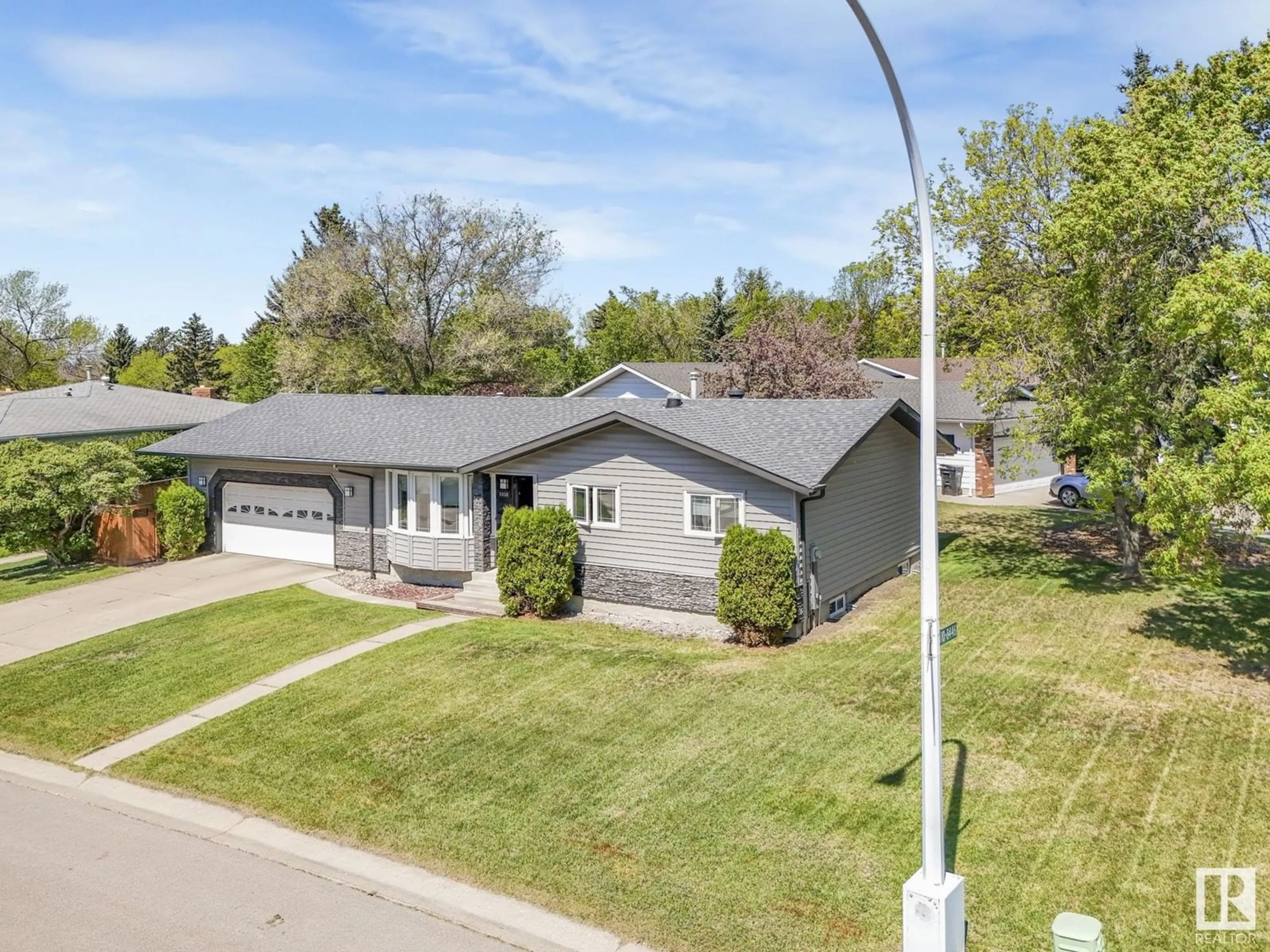 Unknown for 8450 14 AV, Edmonton Alberta T6K1X4