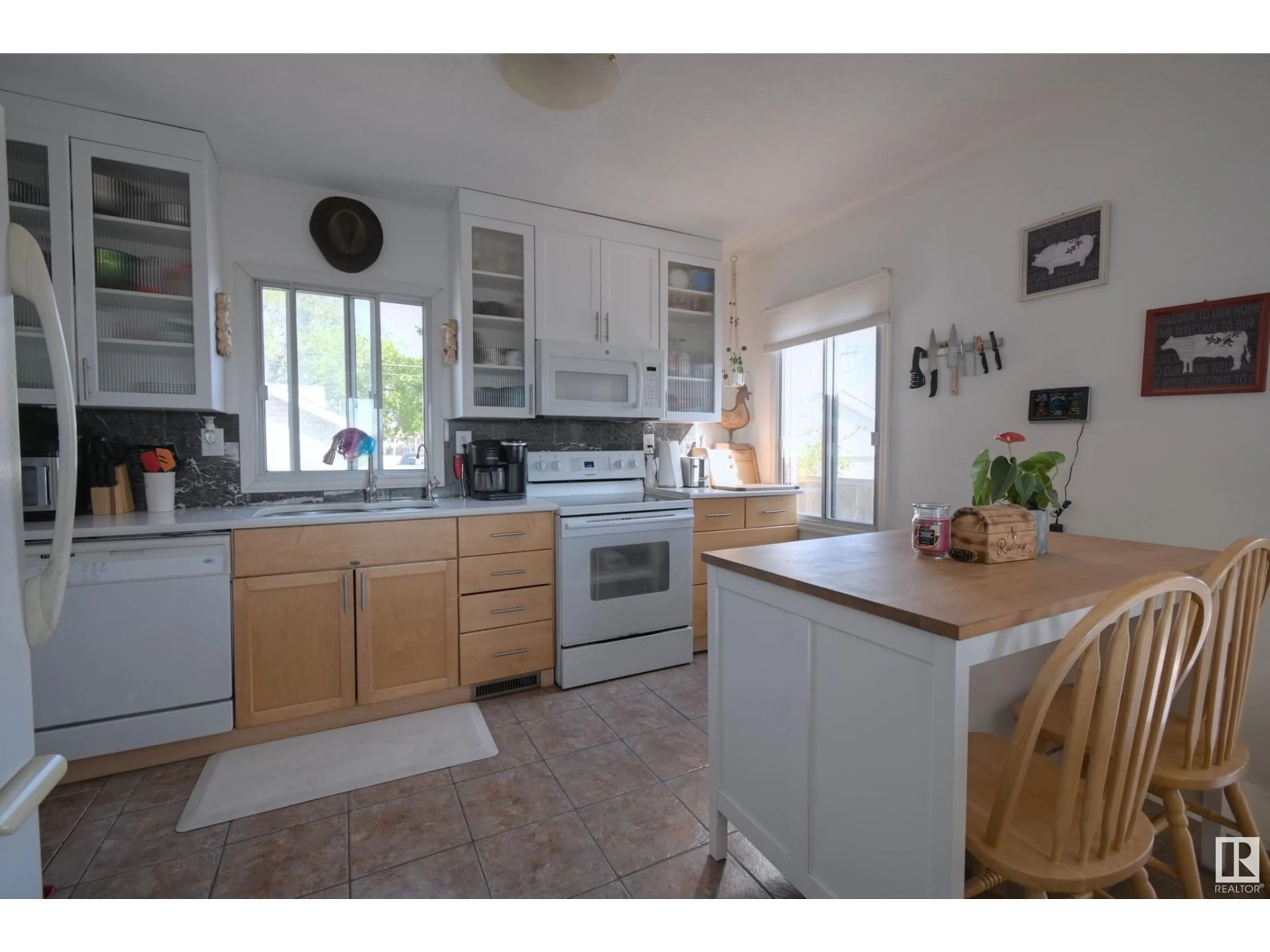 Standard kitchen, unknown for 5027 49 ST, Gibbons Alberta T0A1N0