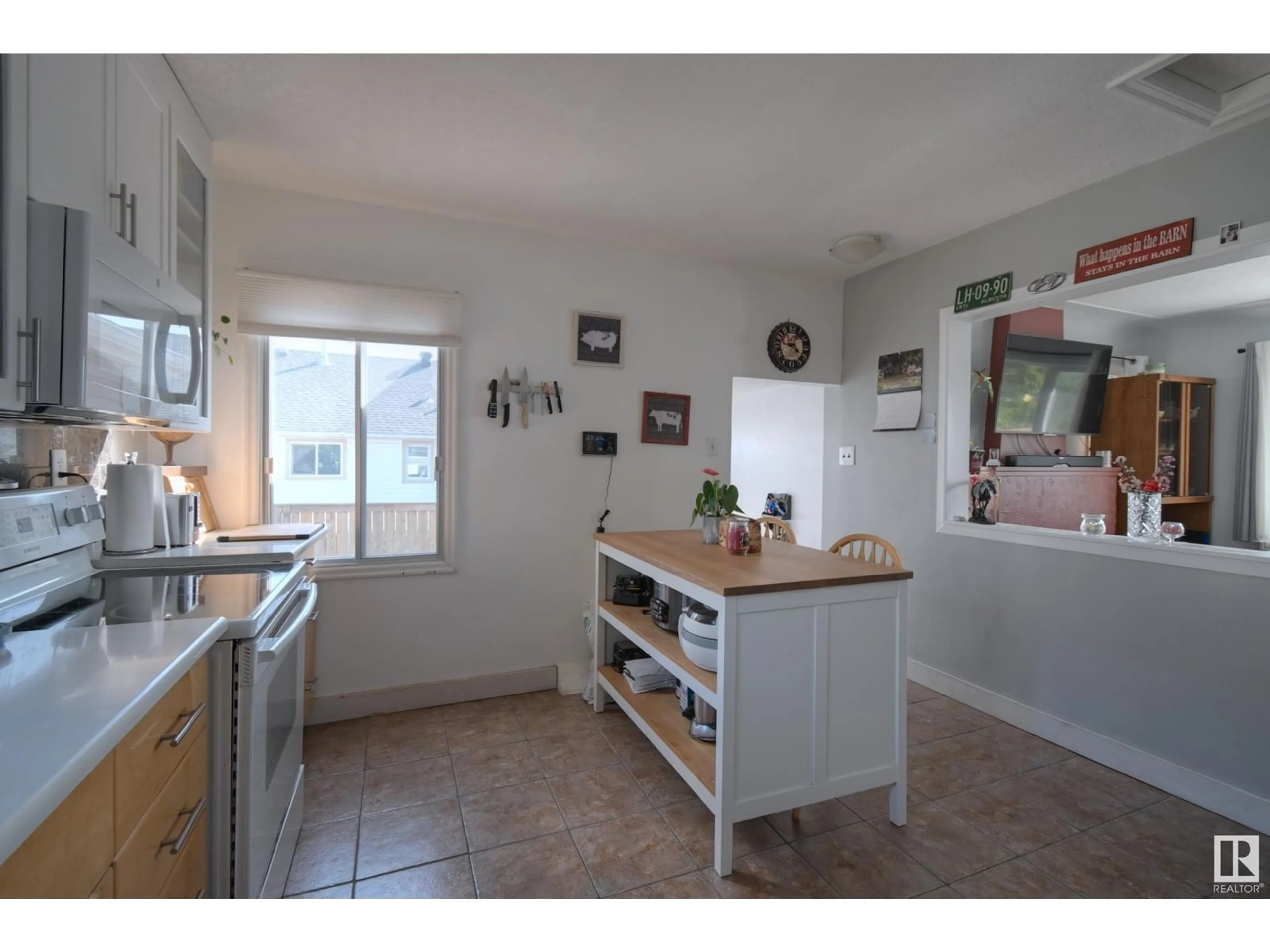 Standard kitchen, unknown for 5027 49 ST, Gibbons Alberta T0A1N0