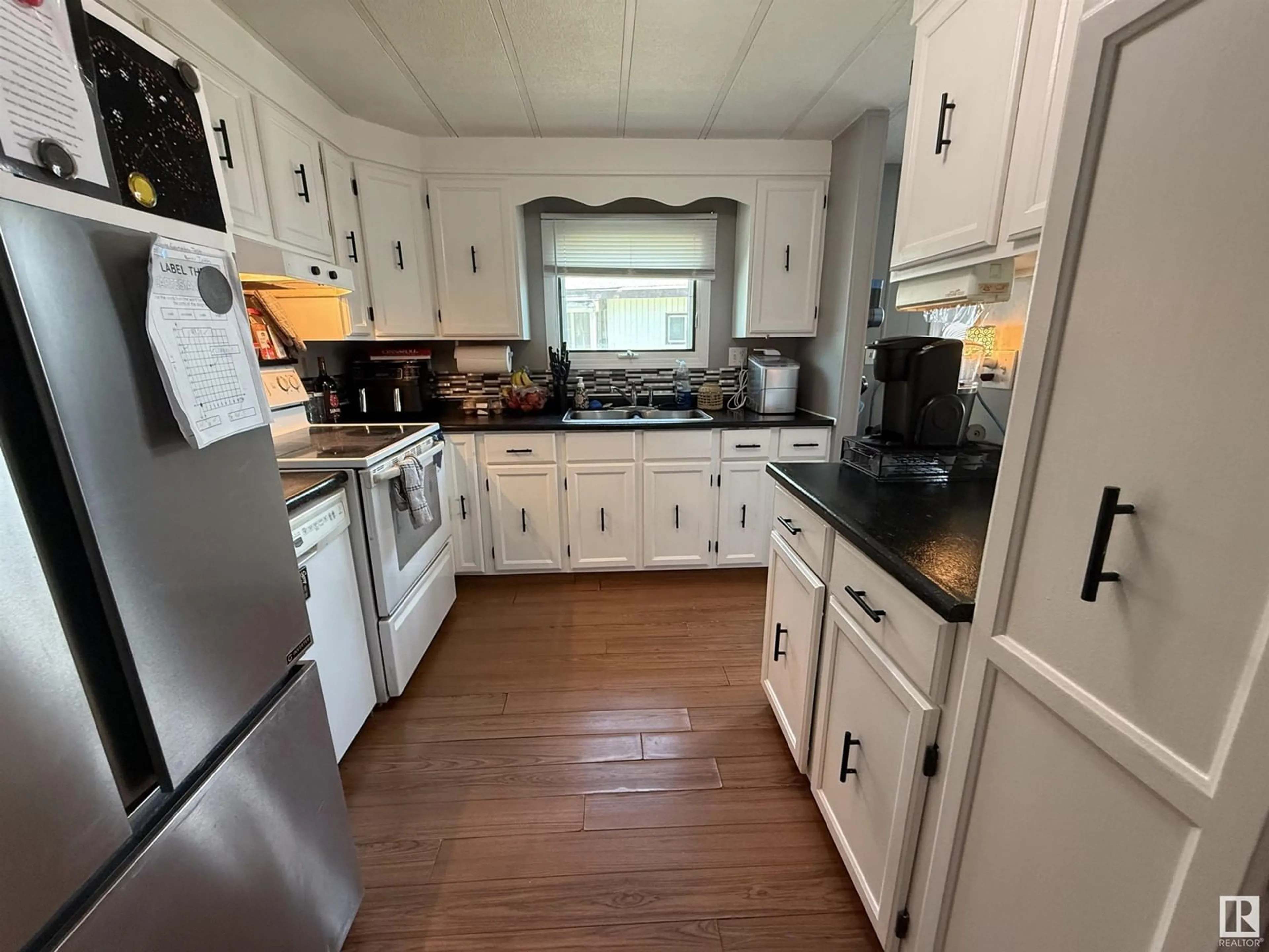 Standard kitchen, unknown for 5444 48A AV, Drayton Valley Alberta T7A1J9