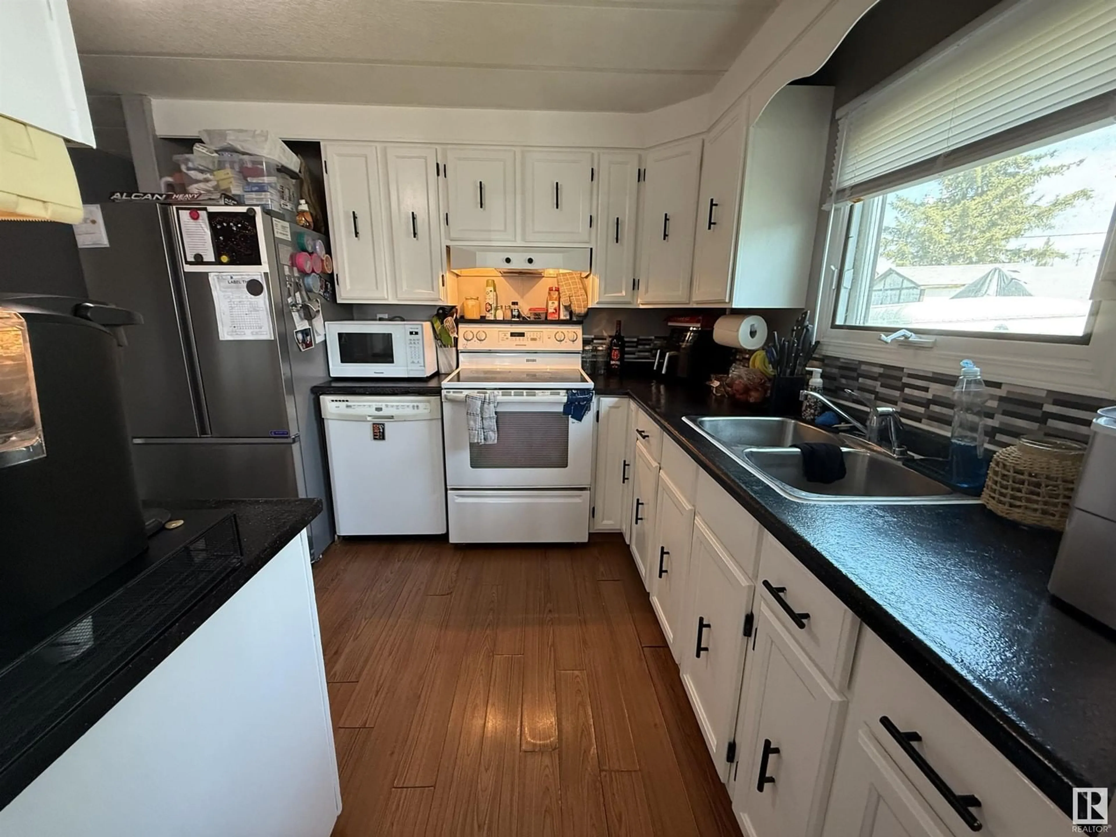 Standard kitchen, unknown for 5444 48A AV, Drayton Valley Alberta T7A1J9
