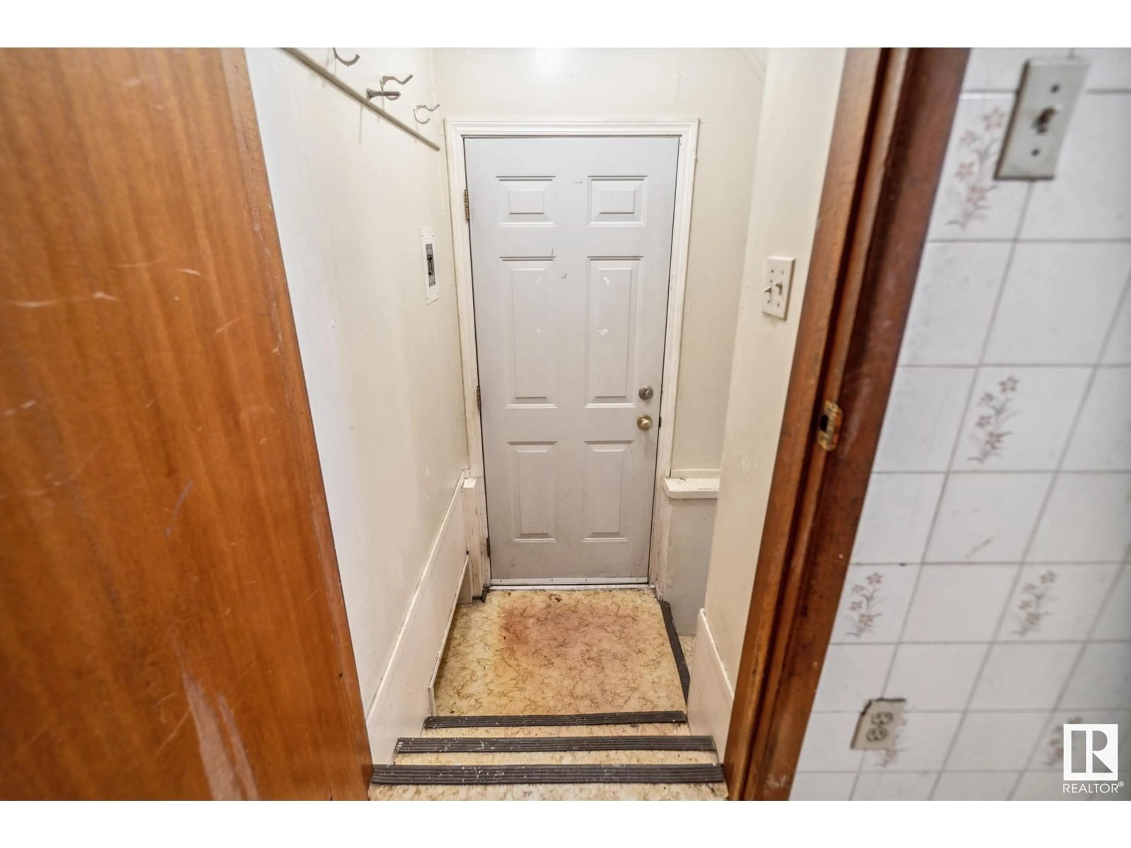 Indoor entryway for 12125 40 ST, Edmonton Alberta T5W2L4