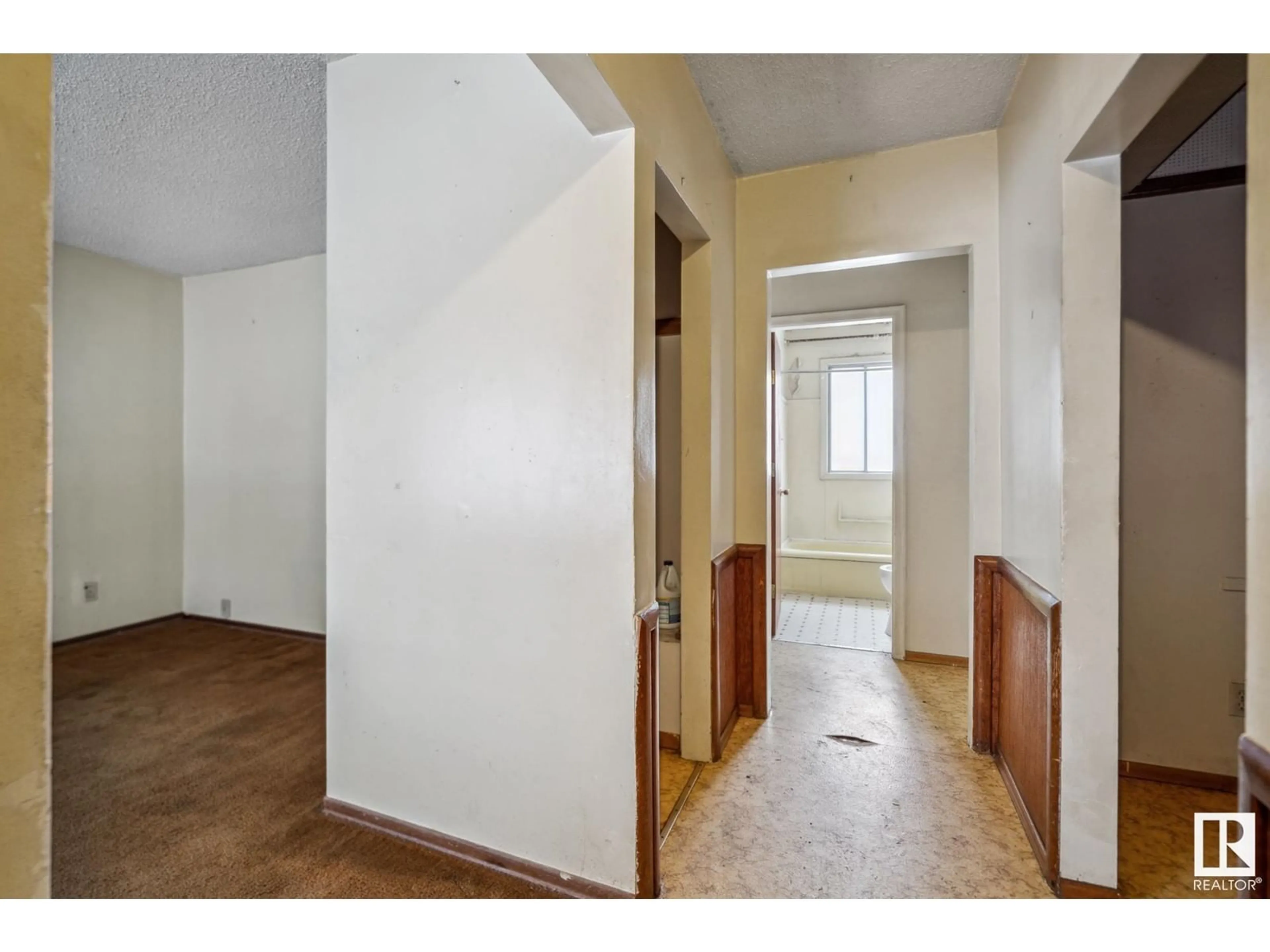 Indoor foyer for 12125 40 ST, Edmonton Alberta T5W2L4