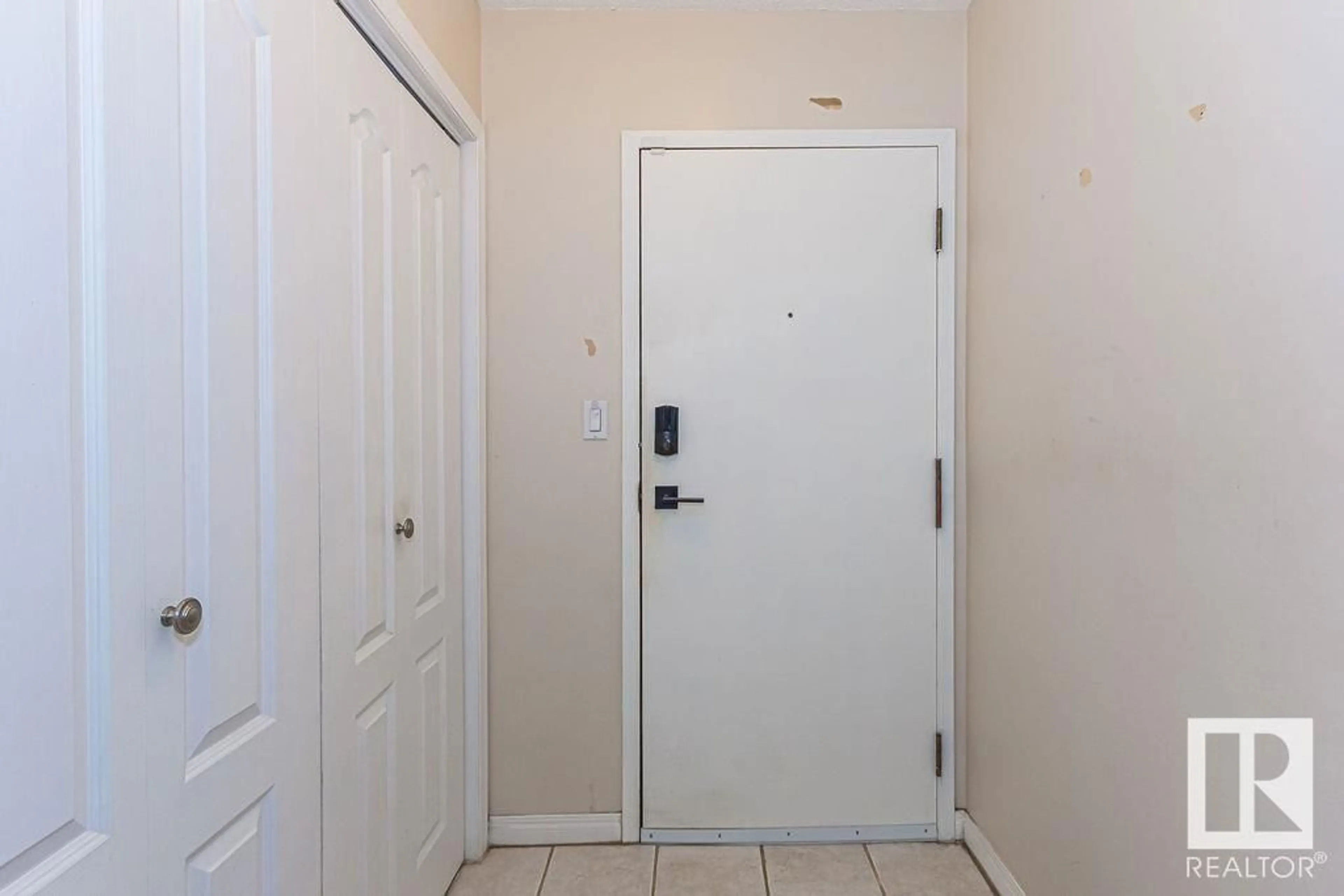 Indoor entryway for #112 - 2620 MILL WOODS E, Edmonton Alberta T6L5K6