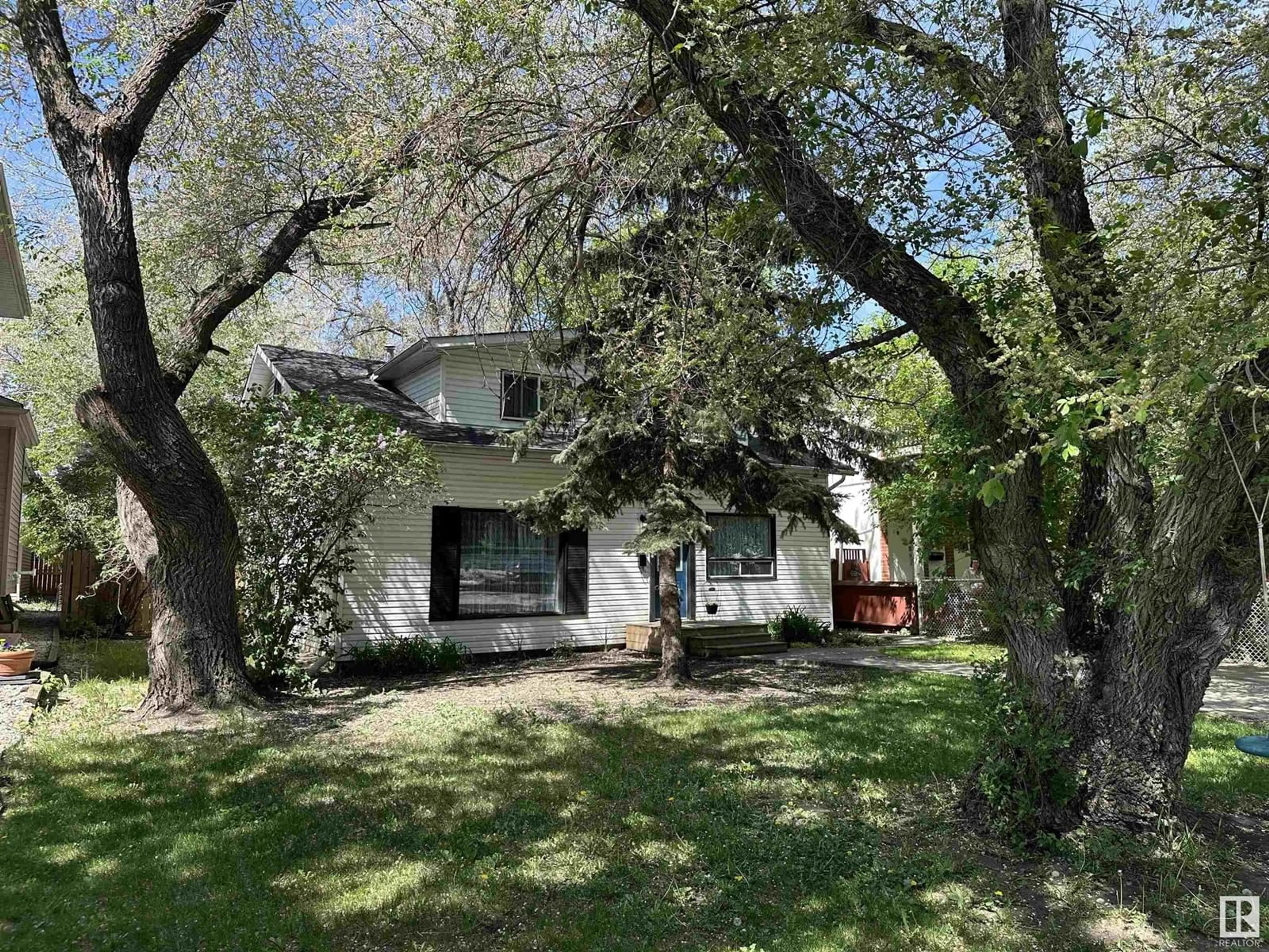 A pic from outside/outdoor area/front of a property/back of a property/a pic from drone, street for 12122 125 ST NW, Edmonton Alberta T5L0S6