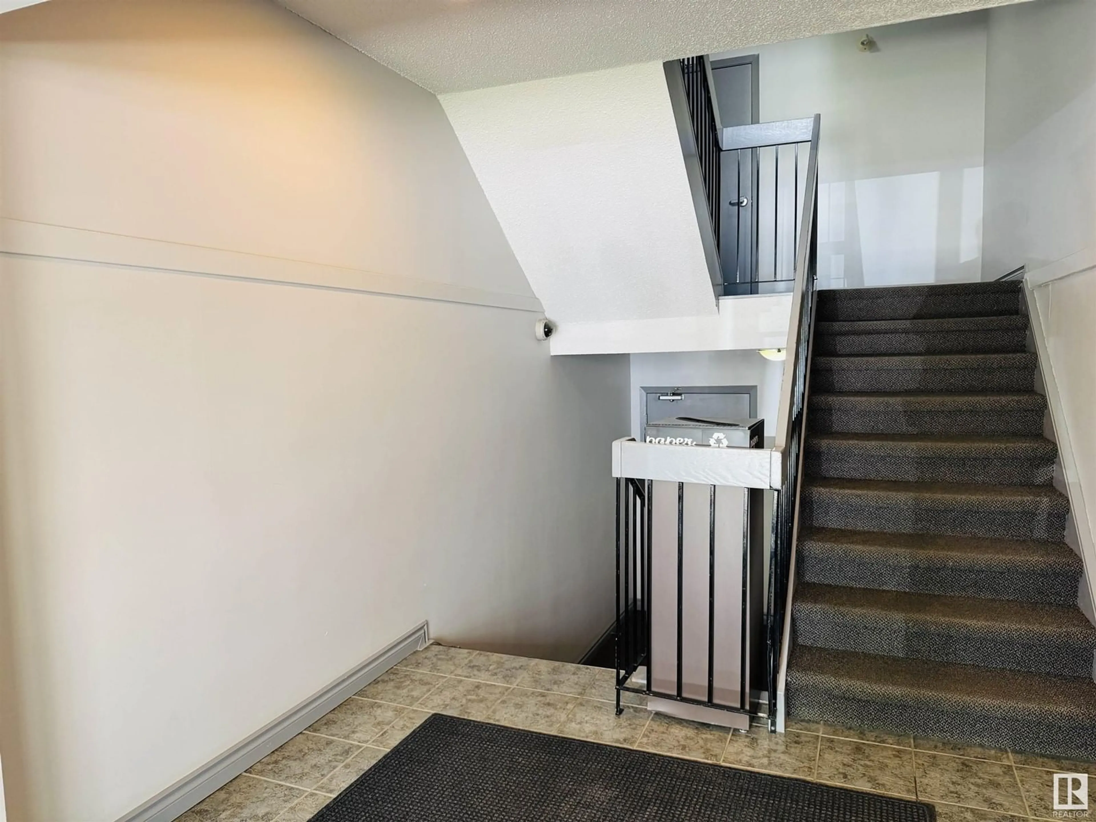 Indoor foyer for #208 - 11217 103 AV, Edmonton Alberta T5K2V9