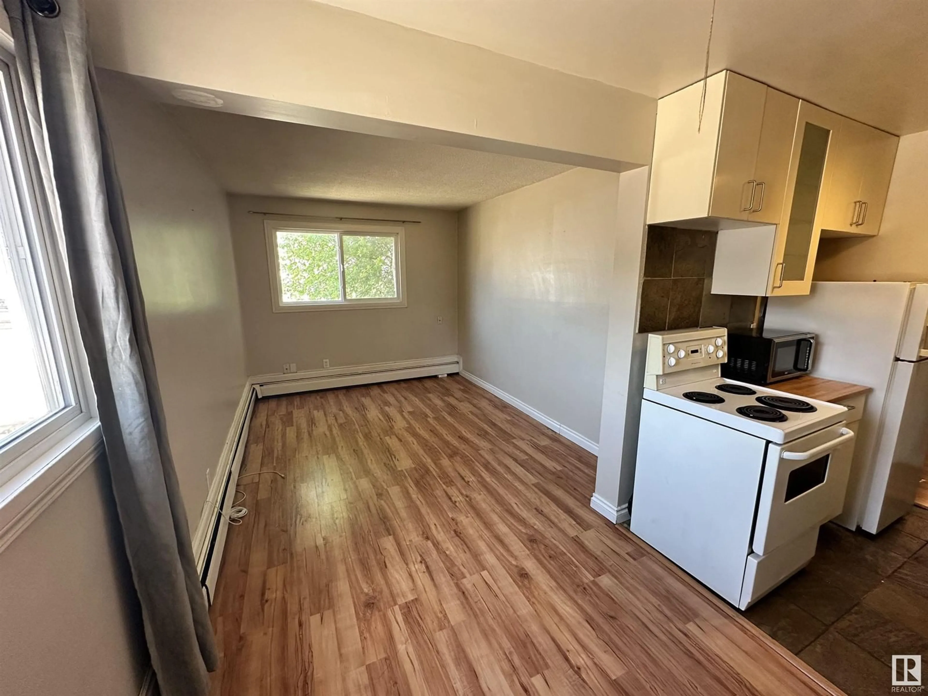 A pic of a room for #10 - 10620 122 ST, Edmonton Alberta T5N1M8