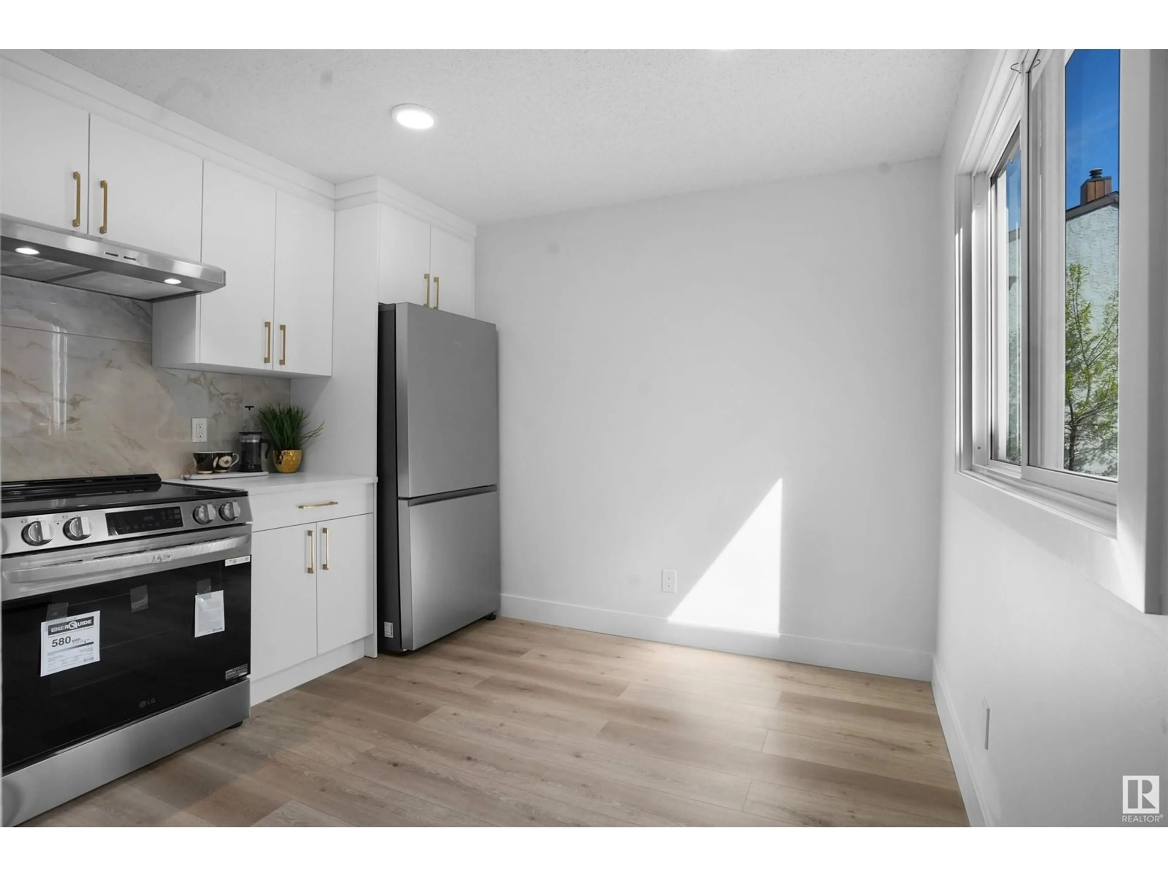 Standard kitchen, unknown for NW - 6066 MILL WOODS S, Edmonton Alberta T6K2L6