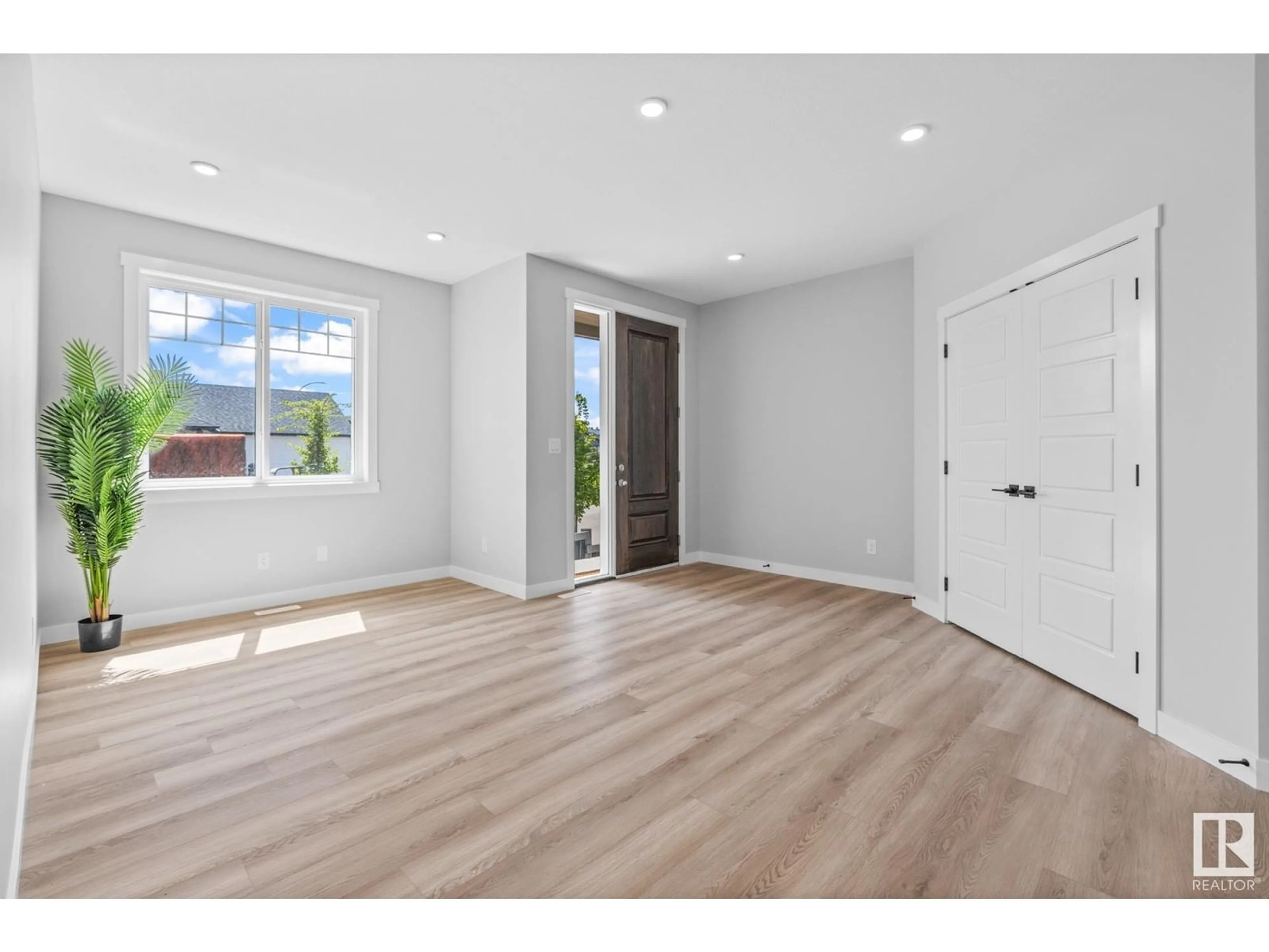Indoor entryway for 667 KING ST, Spruce Grove Alberta T7X4P7