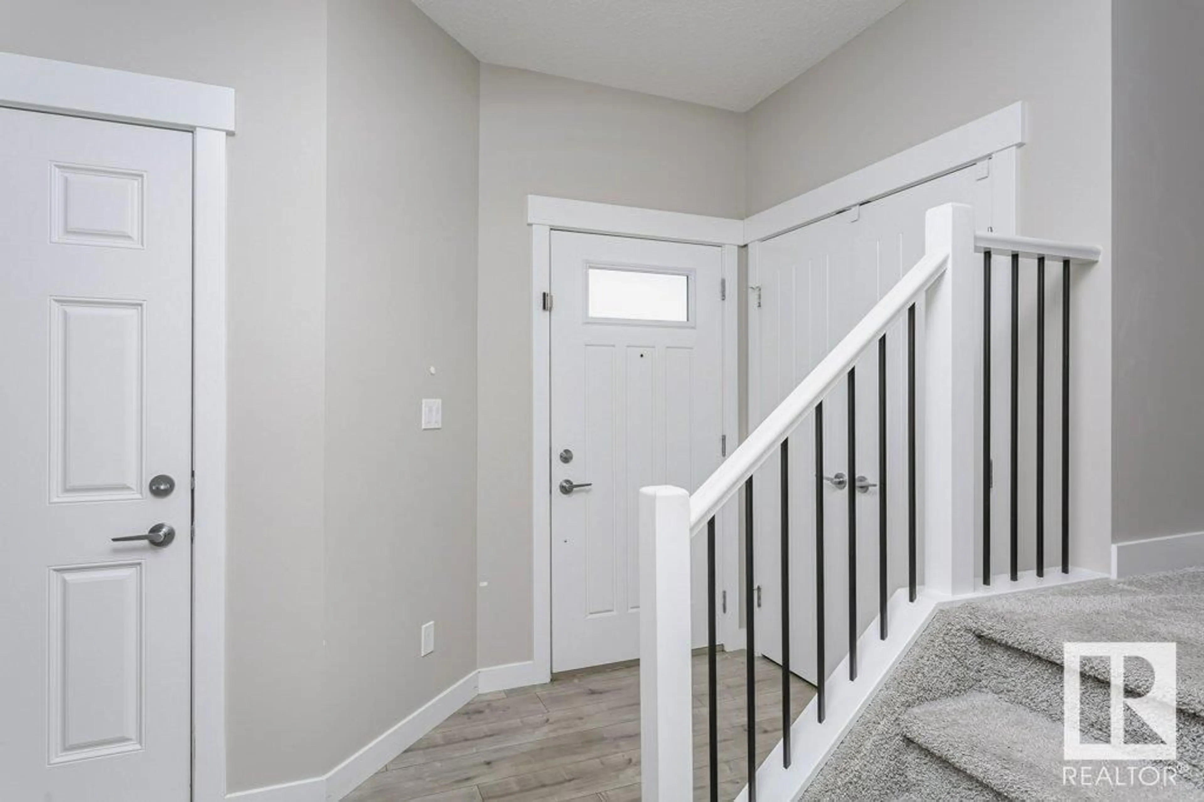 Indoor entryway for 3539 8 AV, Edmonton Alberta T6X2G6
