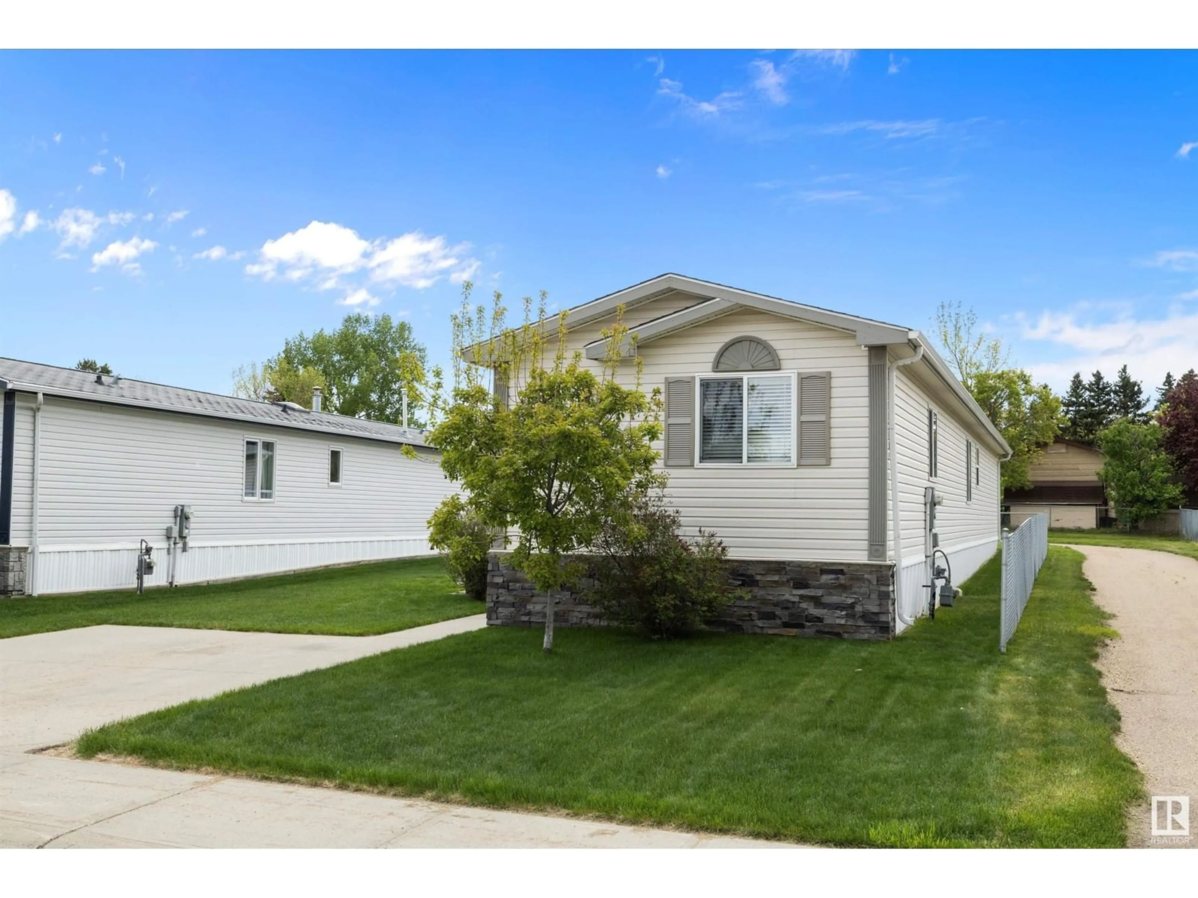 Home with vinyl exterior material, street for 511 MAPLE WOOD CR, Edmonton Alberta T6P0B1