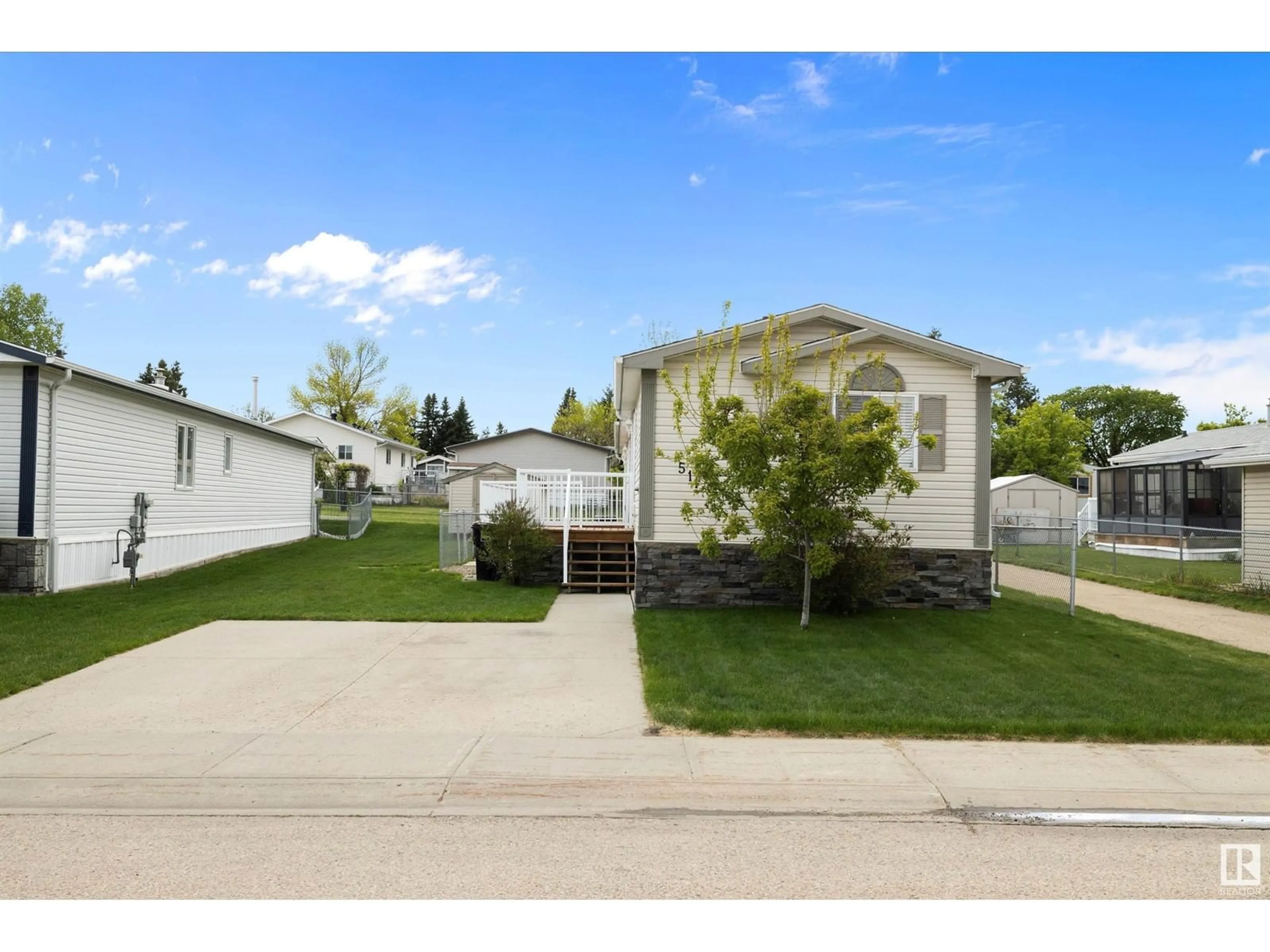Home with vinyl exterior material, street for 511 MAPLE WOOD CR, Edmonton Alberta T6P0B1