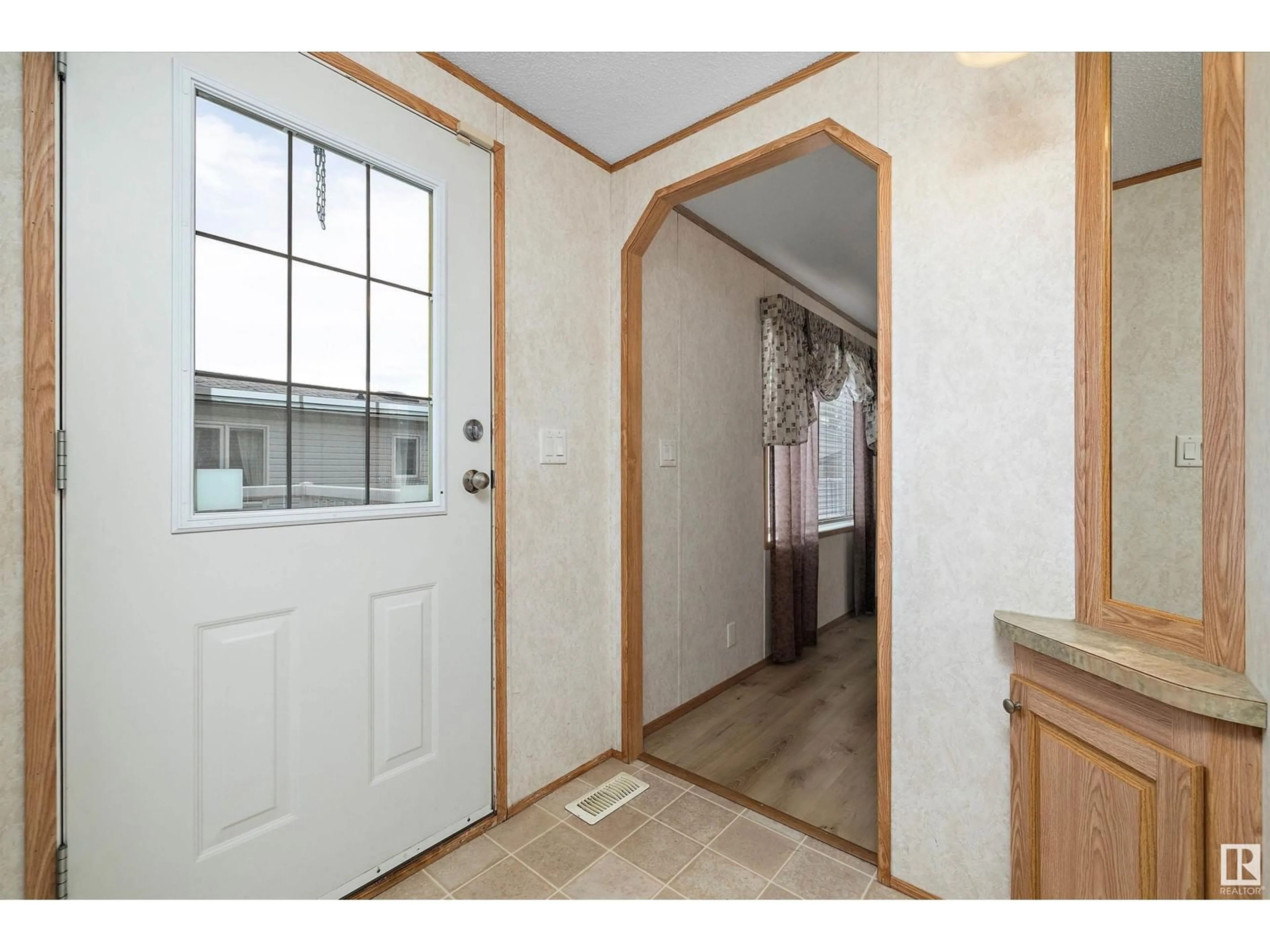 Indoor entryway for 511 MAPLE WOOD CR, Edmonton Alberta T6P0B1