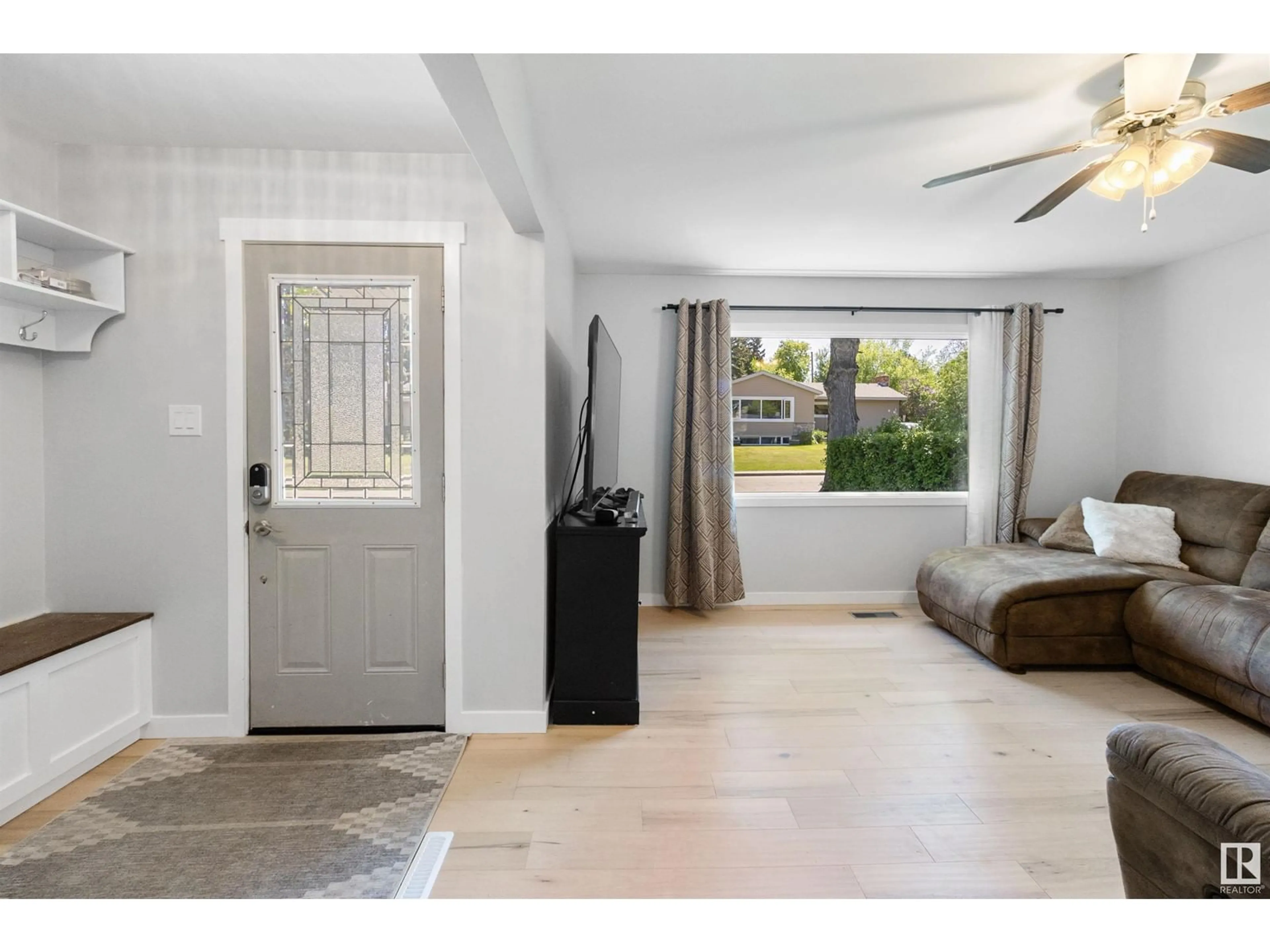 Indoor entryway for 392 CONIFER ST, Sherwood Park Alberta T8A1M5