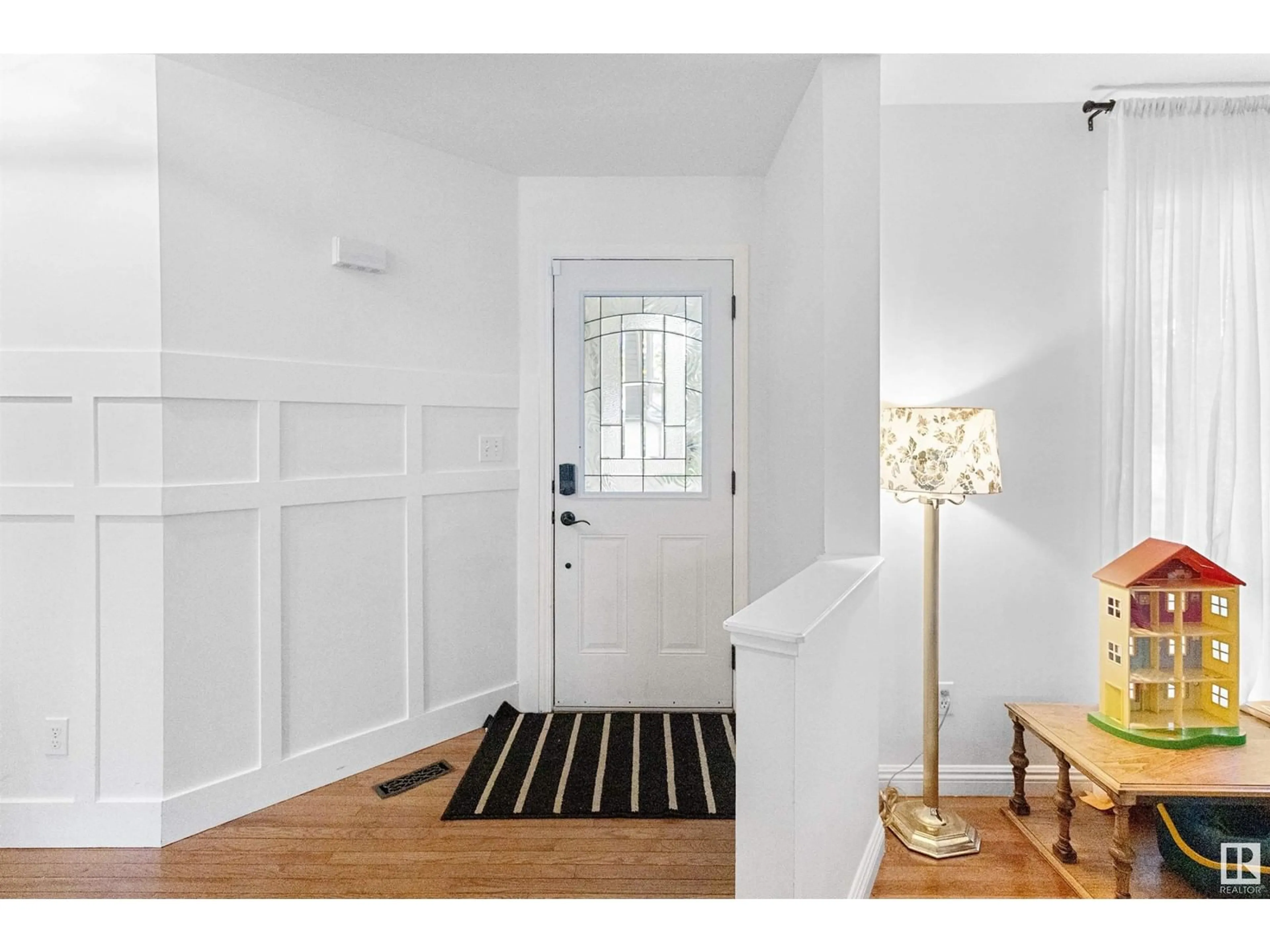 Indoor entryway for 160 LILAC LN, Sherwood Park Alberta T8H1W2