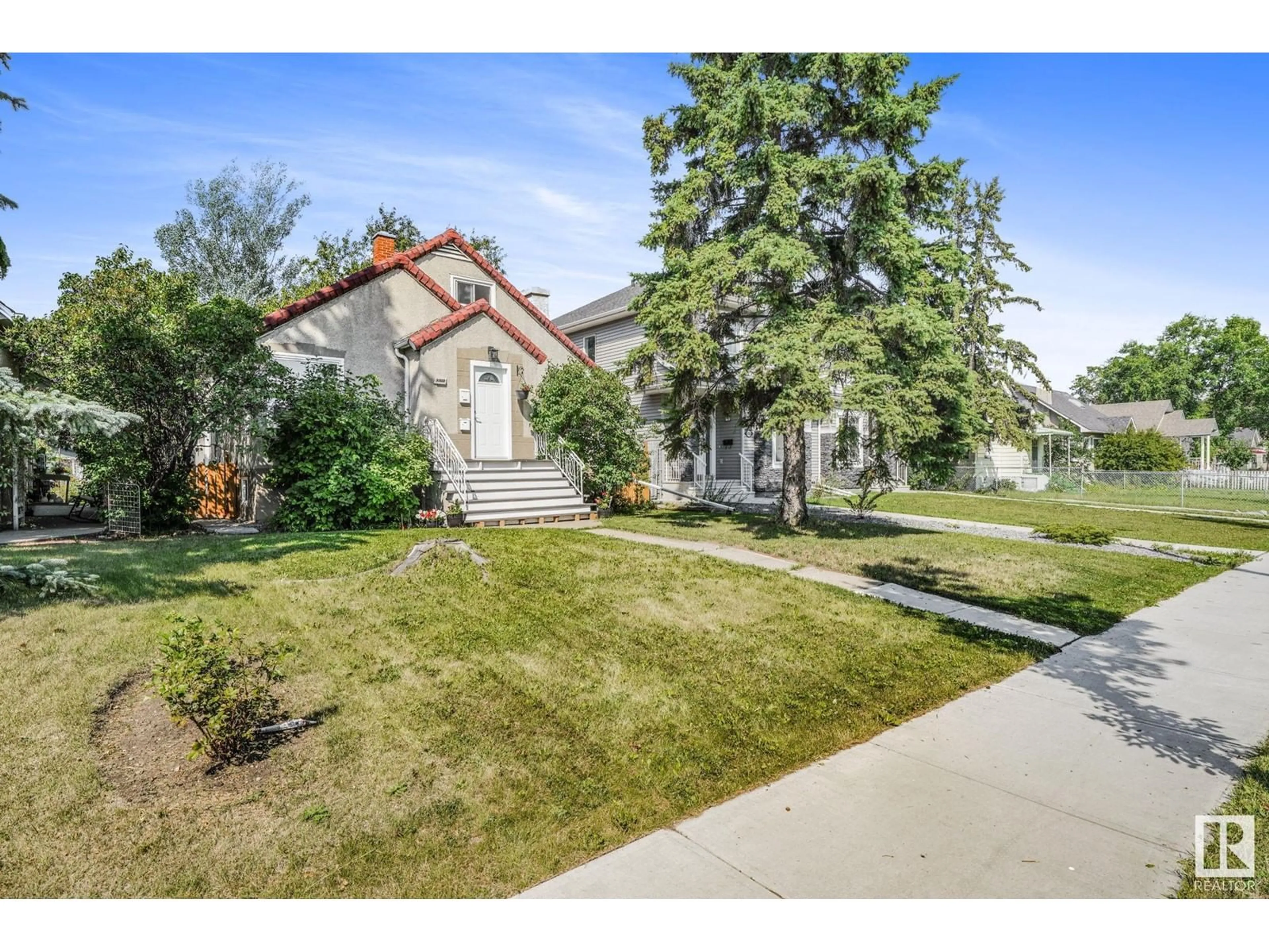 A pic from outside/outdoor area/front of a property/back of a property/a pic from drone, street for NW - 11522 101 ST, Edmonton Alberta T5G0E9