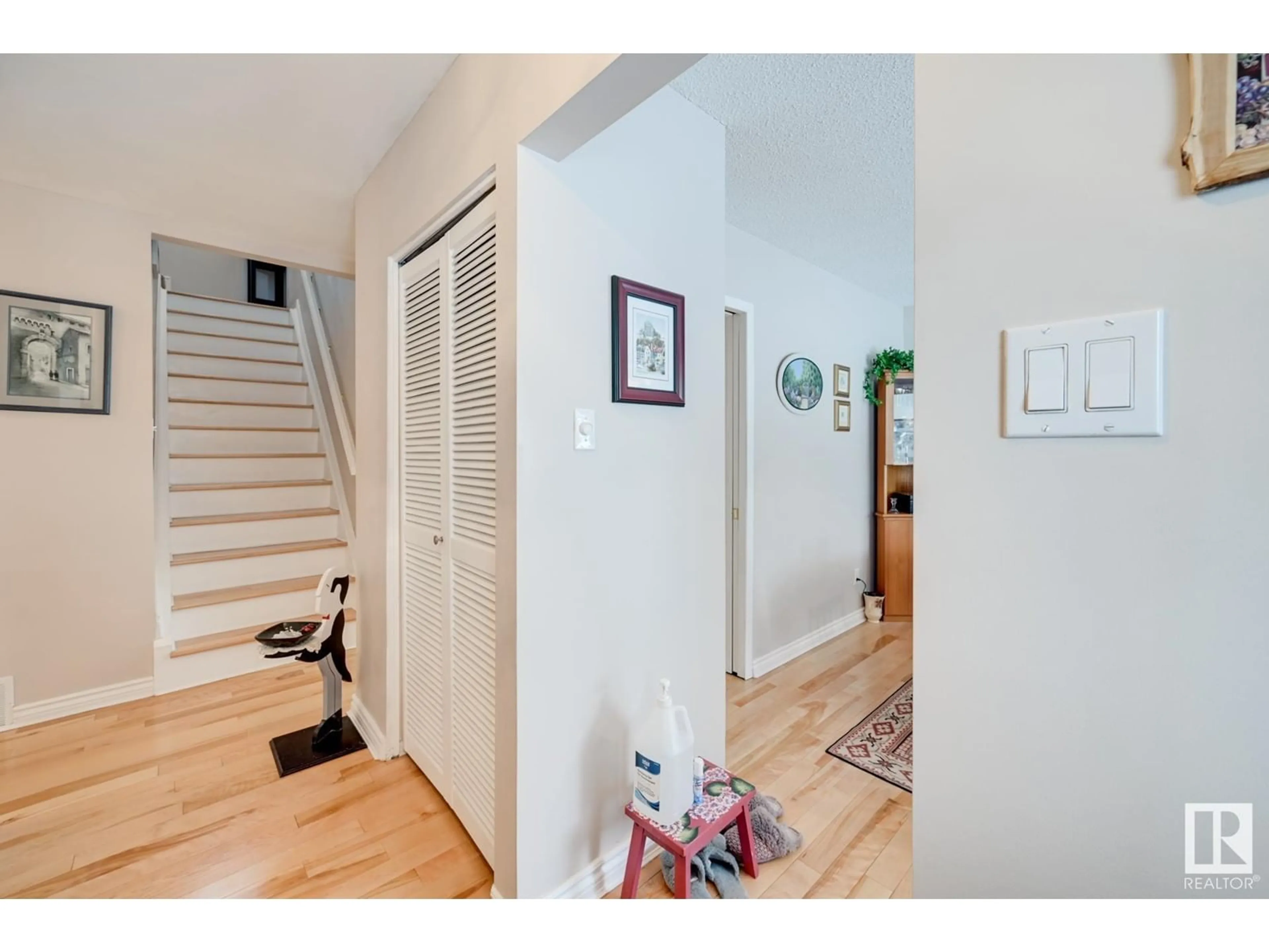 Indoor entryway for 7047 132A AV, Edmonton Alberta T5C2B8