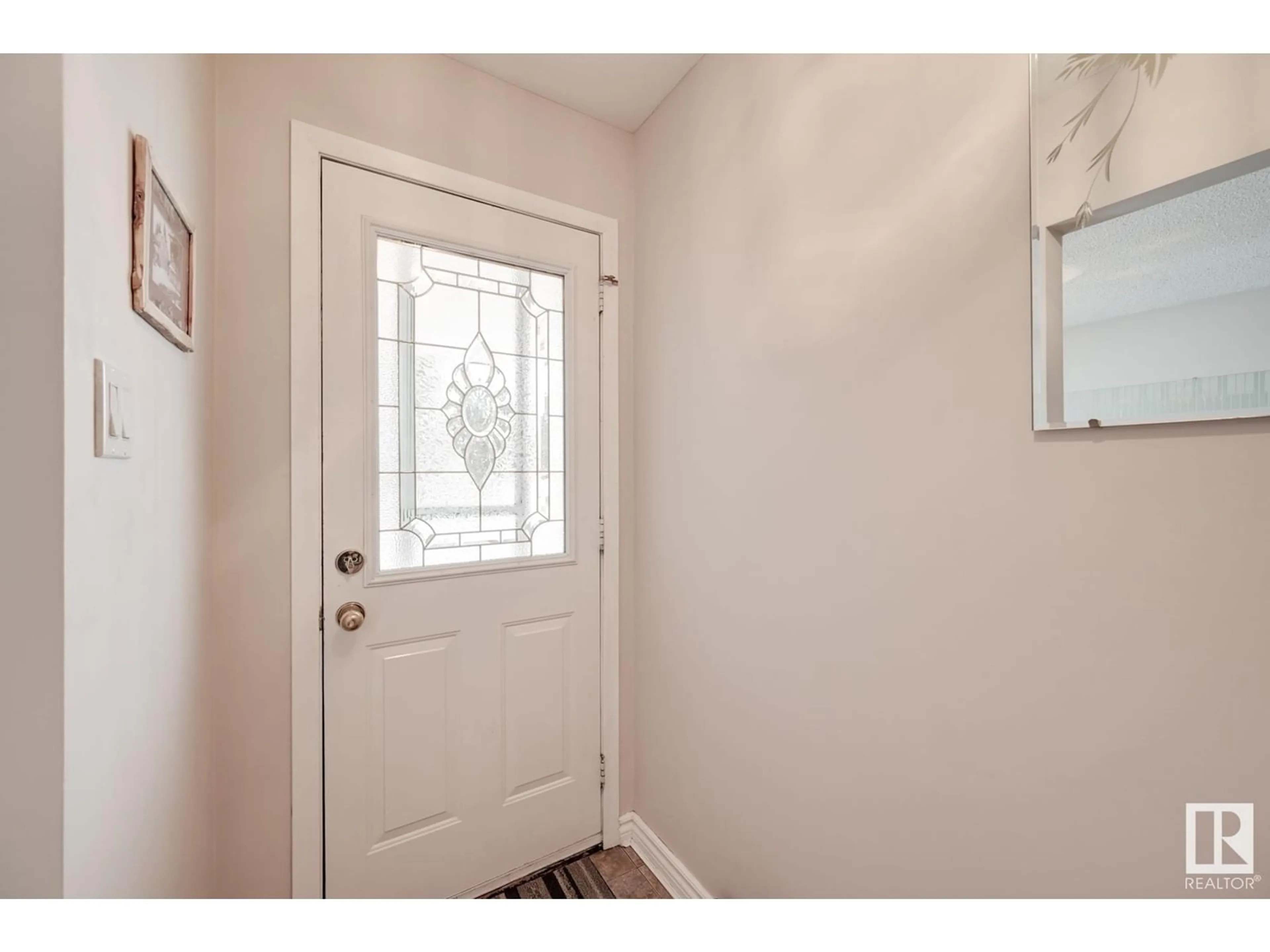 Indoor entryway for 7047 132A AV, Edmonton Alberta T5C2B8
