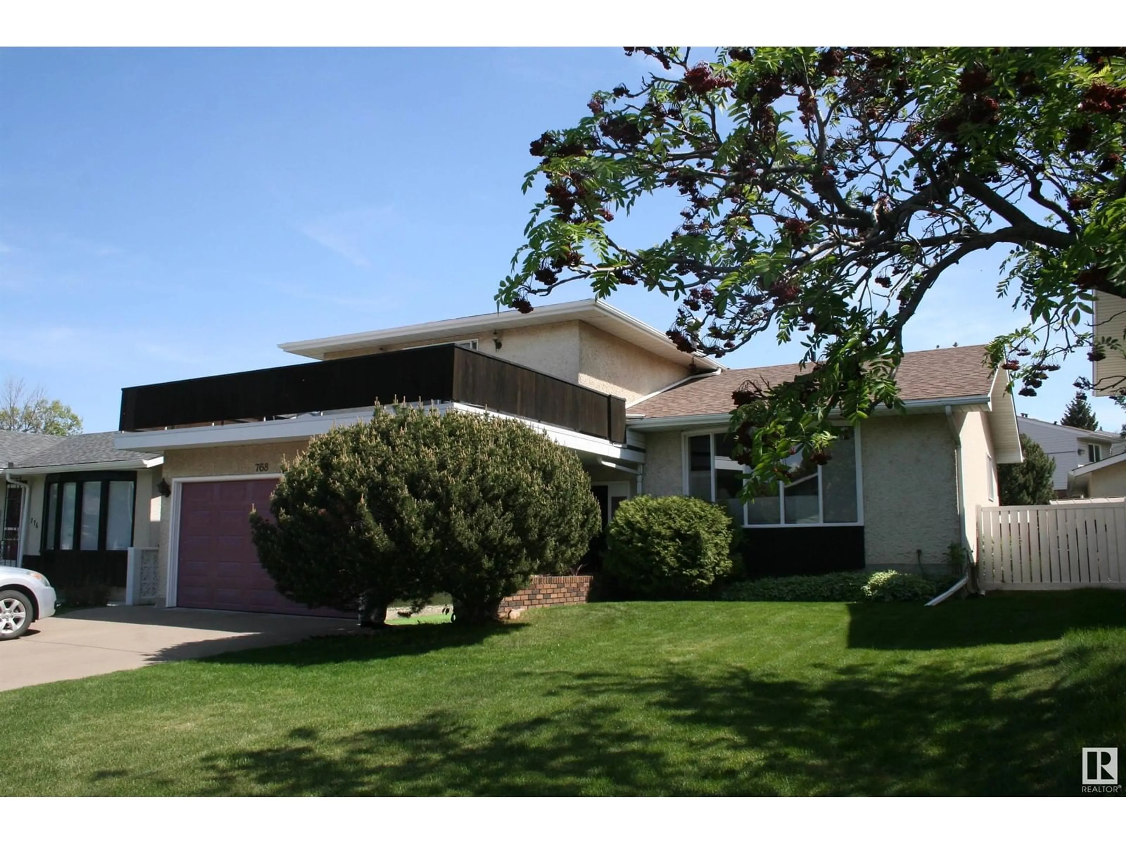 Home with vinyl exterior material, street for 768 LEE RIDGE RD, Edmonton Alberta T6K0P7