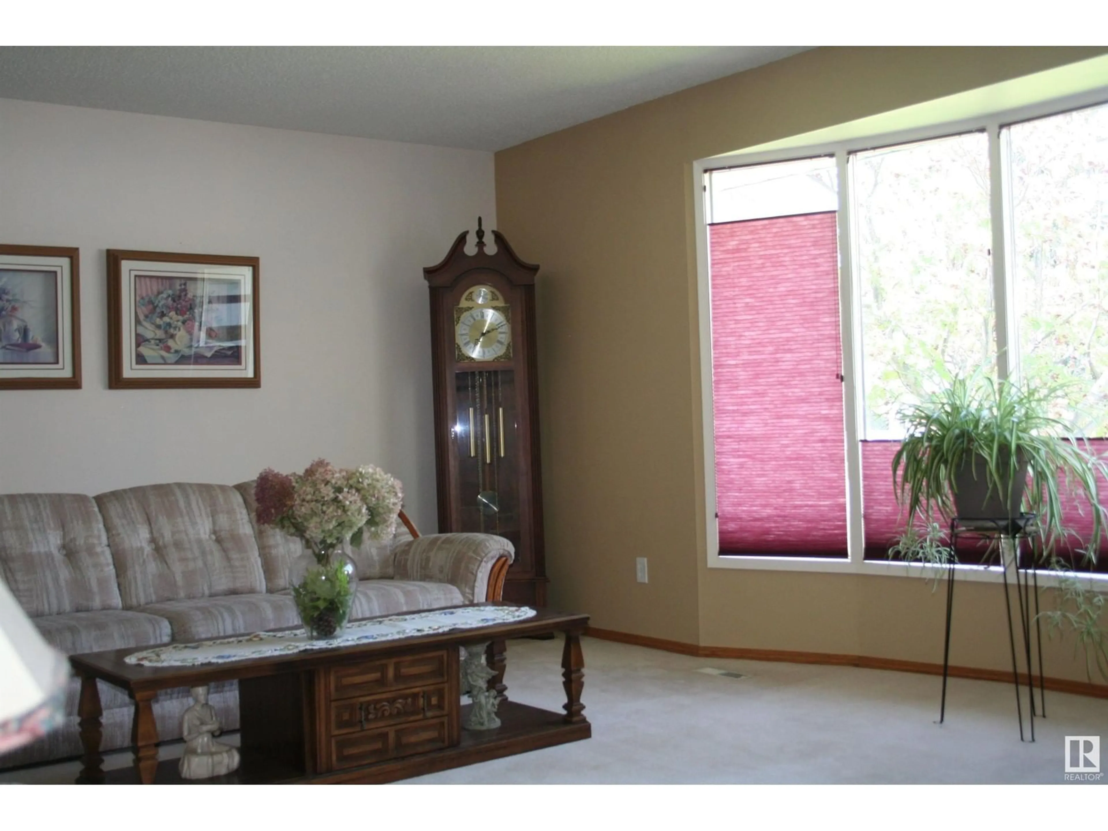 Living room with furniture, unknown for 768 LEE RIDGE RD, Edmonton Alberta T6K0P7