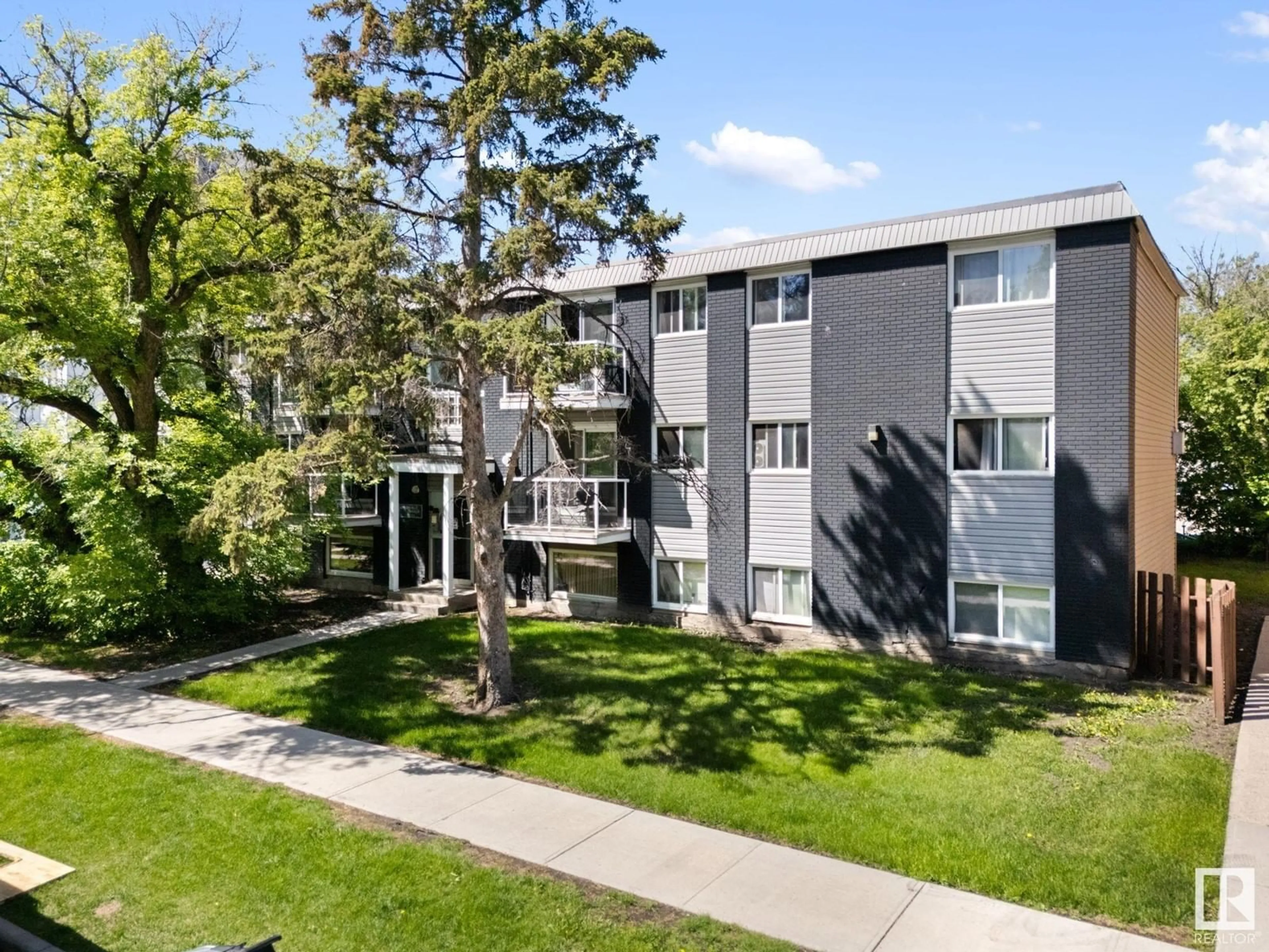 A pic from outside/outdoor area/front of a property/back of a property/a pic from drone, street for 9 - 10620 122 ST NW, Edmonton Alberta T5N1M8