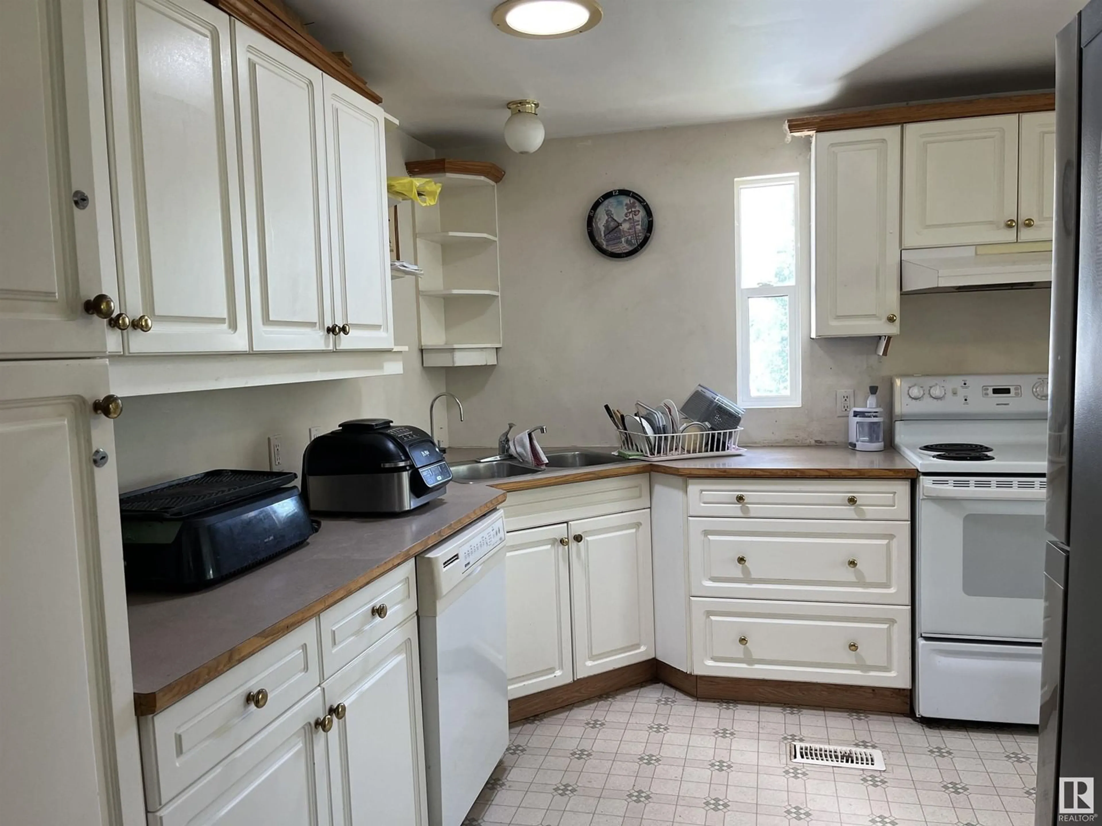 Standard kitchen, unknown for 53510 - 13 HWY 43, Rural Lac Ste. Anne County Alberta T0E1V0